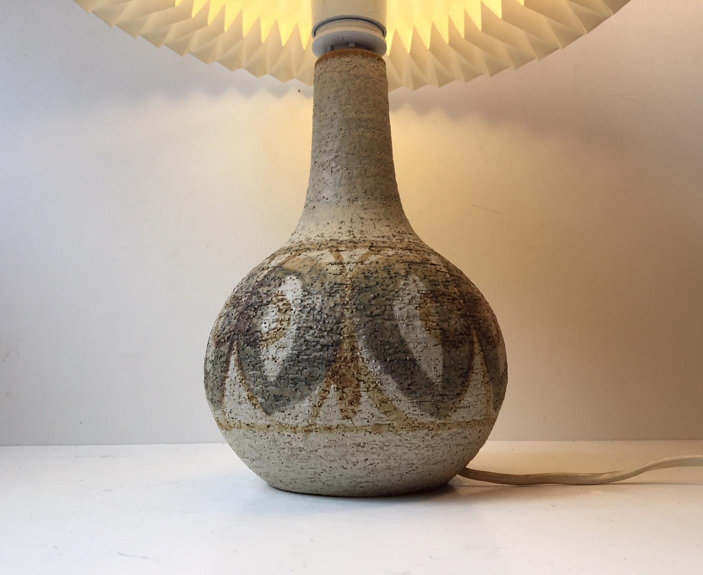Vintage Danish Støholm stoneware table lamp with floral motif. It was designed by the ceramist's Poul Brandenborg and Noomi Backhausen in the 1970s and manufactured at Søholm in Denmark. Stamped with maker mark. The table lamp is in excellent