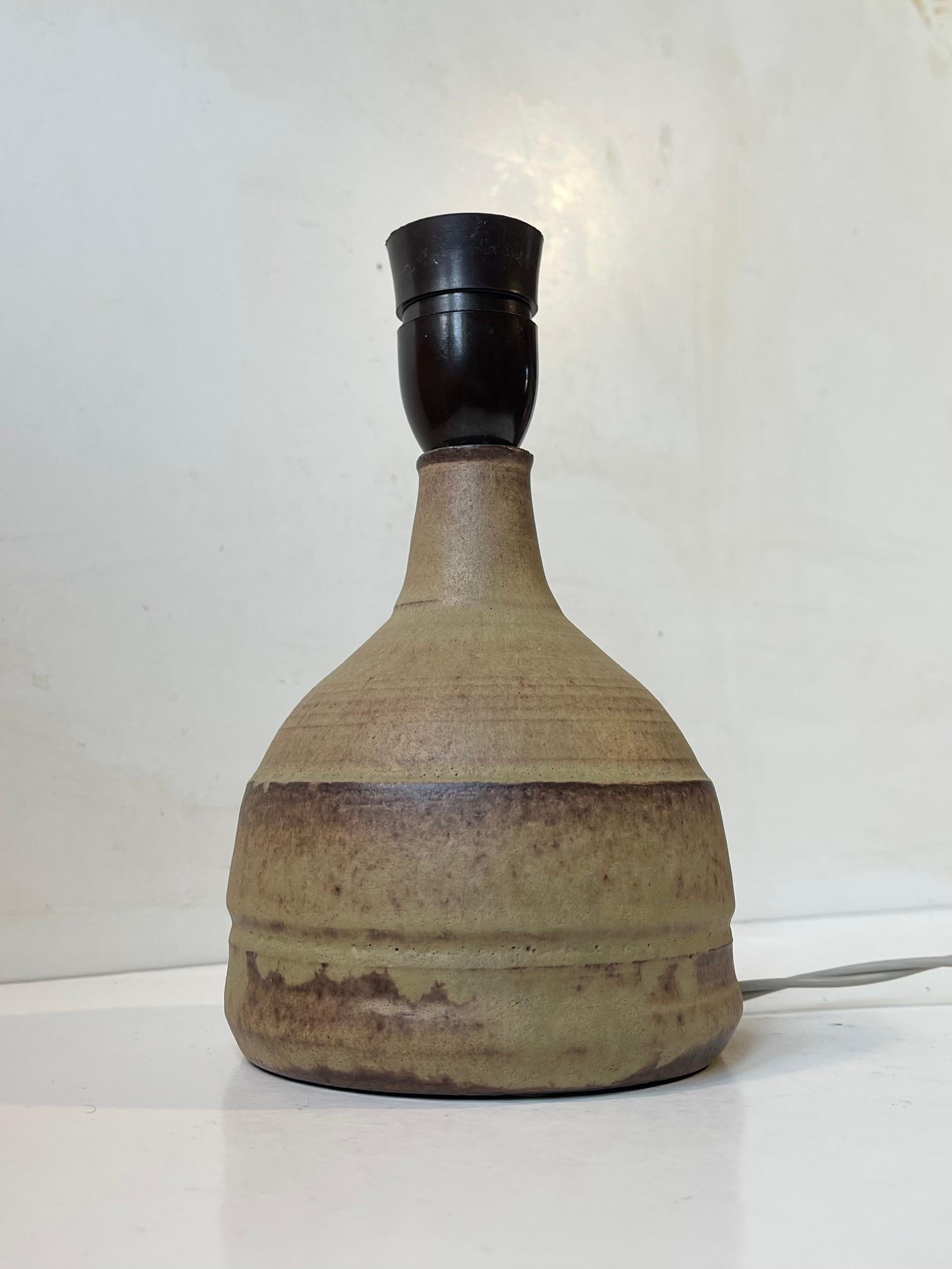 Scandinave moderne Lampe de table danoise en grès aux glaçures terreuses, 1970 en vente
