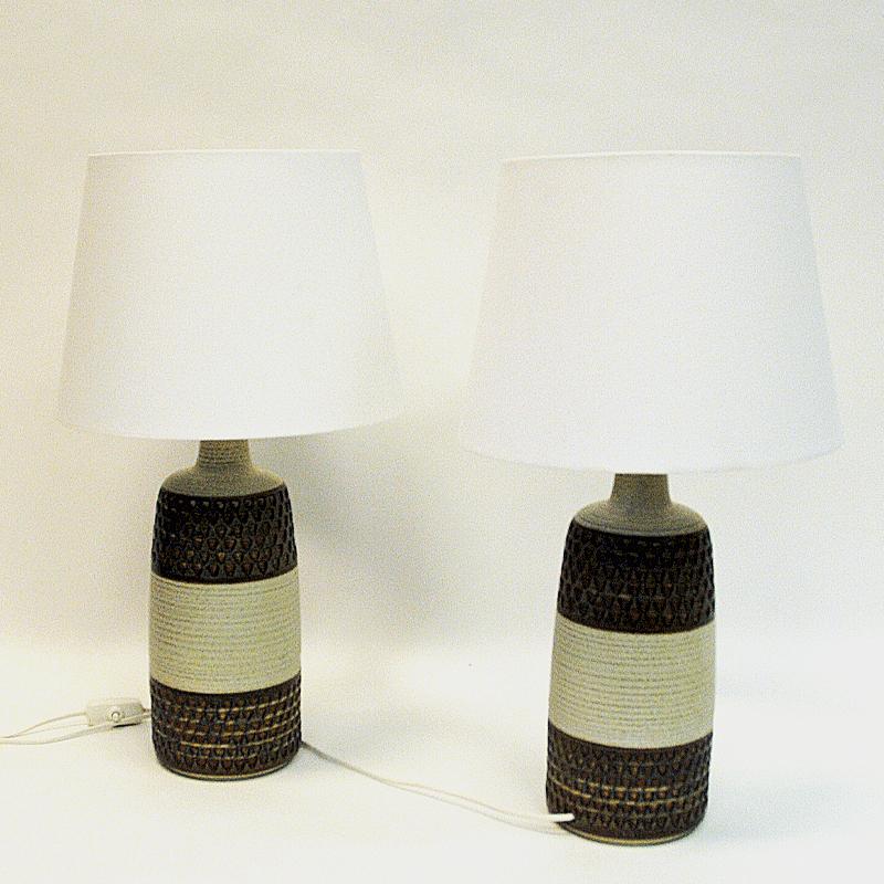 Great pair of handmade Danish modern ceramic table lamps model 3071 by designer Einar Johansen for Søholm Keramik (pottery) in Bornholm, Denmark 1960s. Beautiful glazed earth colors with rippled neck and middle part. Geometric triangle patterns of