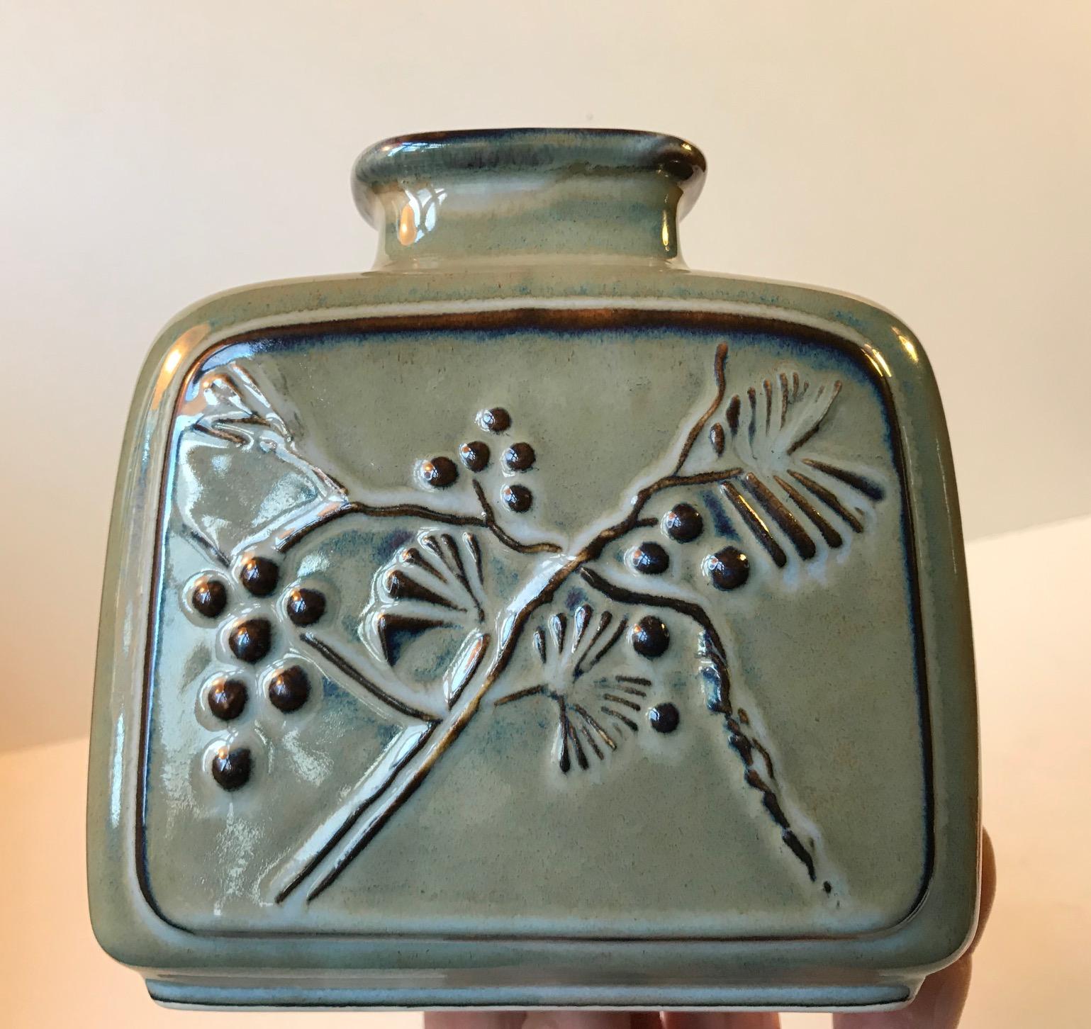 Questo raro vaso danese in gres prodotto da Bing & Grøndahl/B&G a Copenaghen, in Danimarca, è decorato con bacche e foglie in rilievo. Il designer di questa serie di B&G rimane anonimo, ma questo smalto è comunemente conosciuto come Northern Light