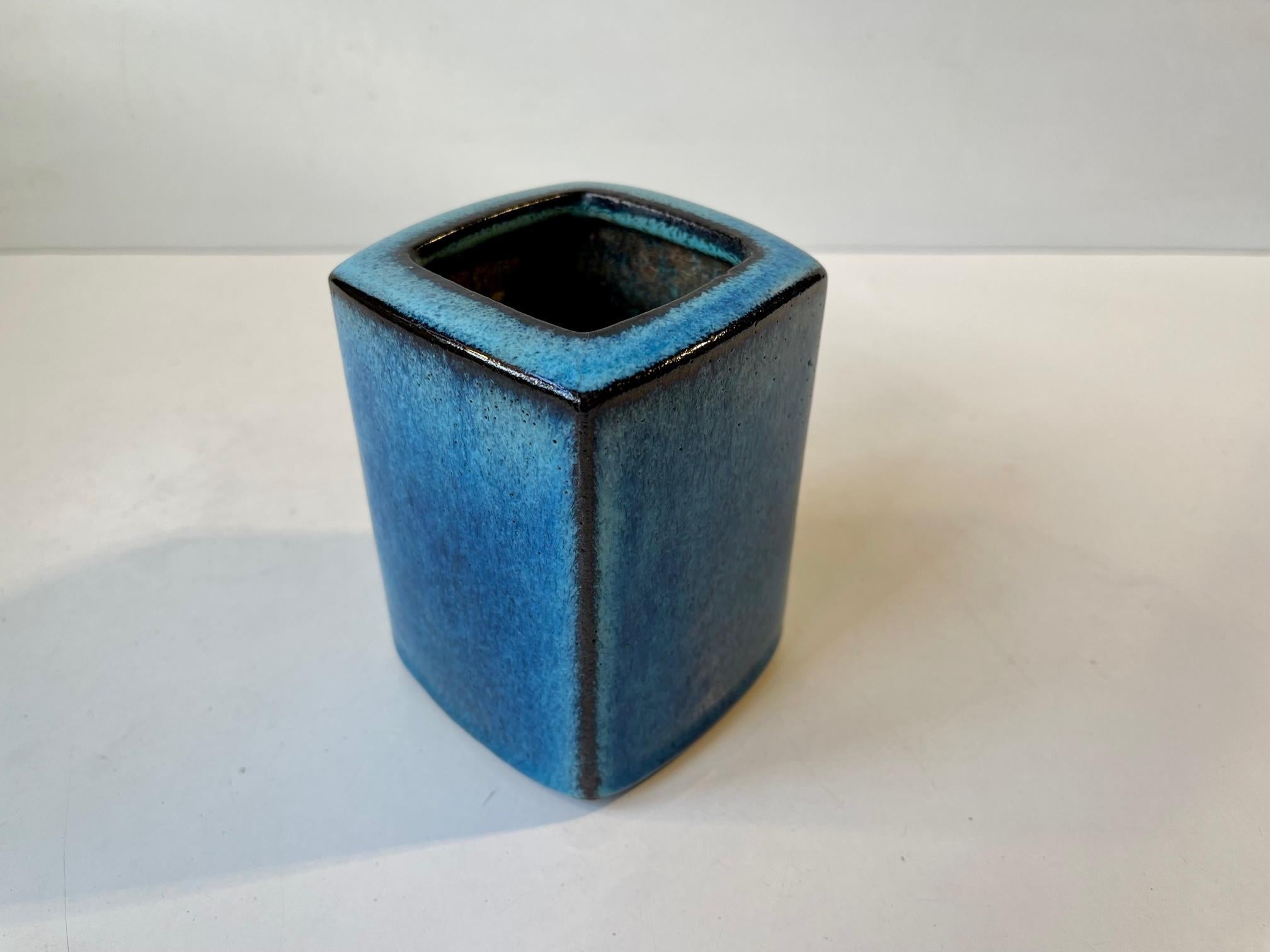 Rectangular vase decorated with a delicate black hight-lighted azure/turquoise blue glaze. Designed by P. Gottshalk-Olsen and manufactured by Stogo in Denmark during the 1970s. Measurements: H: 11.5 cm, W/D: 8 cm.