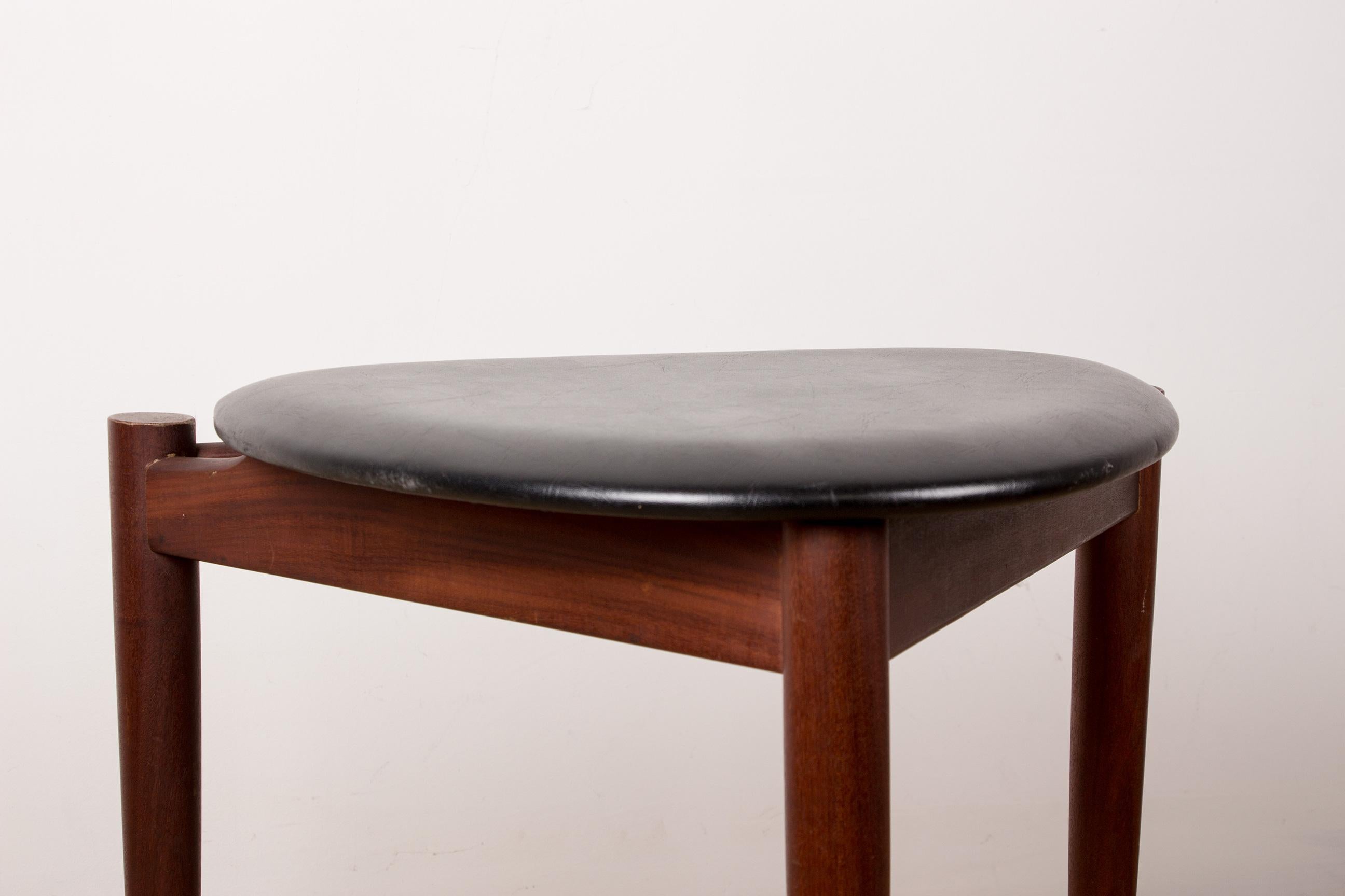 pretty Scandinavian tripod stool very sober and refined. Elegant design, very comfortable seat.