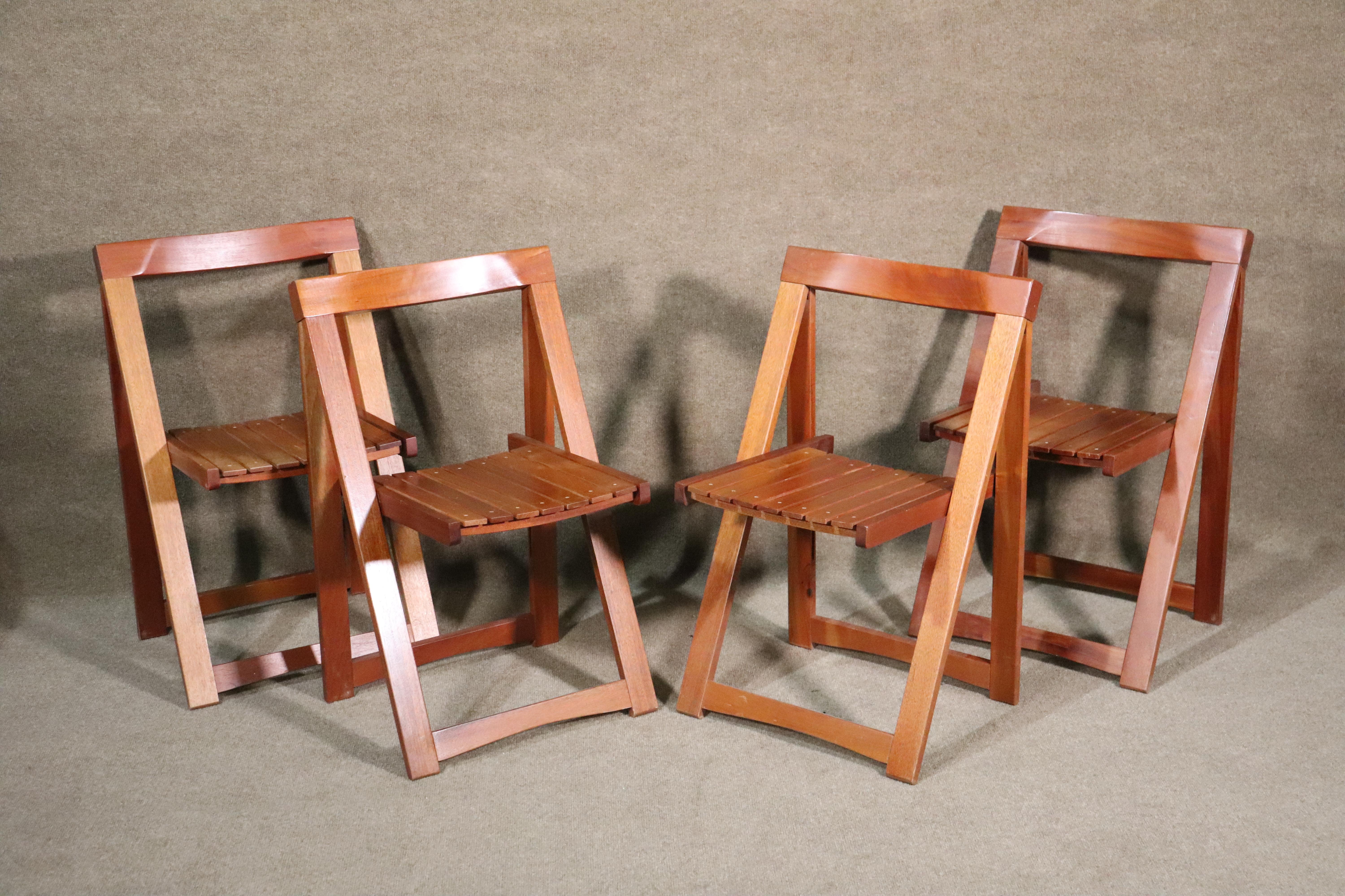 Moderner Esstisch aus Teakholz aus der Mitte des Jahrhunderts mit vier Klappstühlen, die im Tisch verstaut werden können. Der Tisch hat zwei Platten und Rollen für einfache Mobilität. Ideal für kleine Räume mit der Möglichkeit, einen oder beide