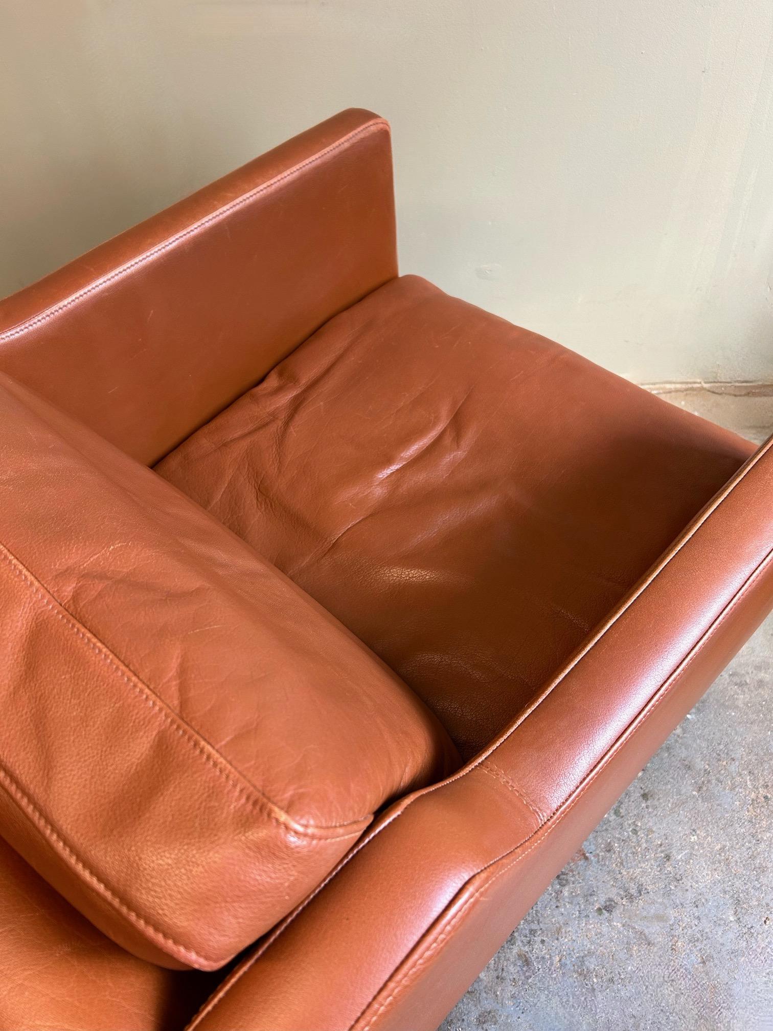 Mid-Century Modern Fauteuil club danois Stouby en cuir brun clair mi-siècle en vente