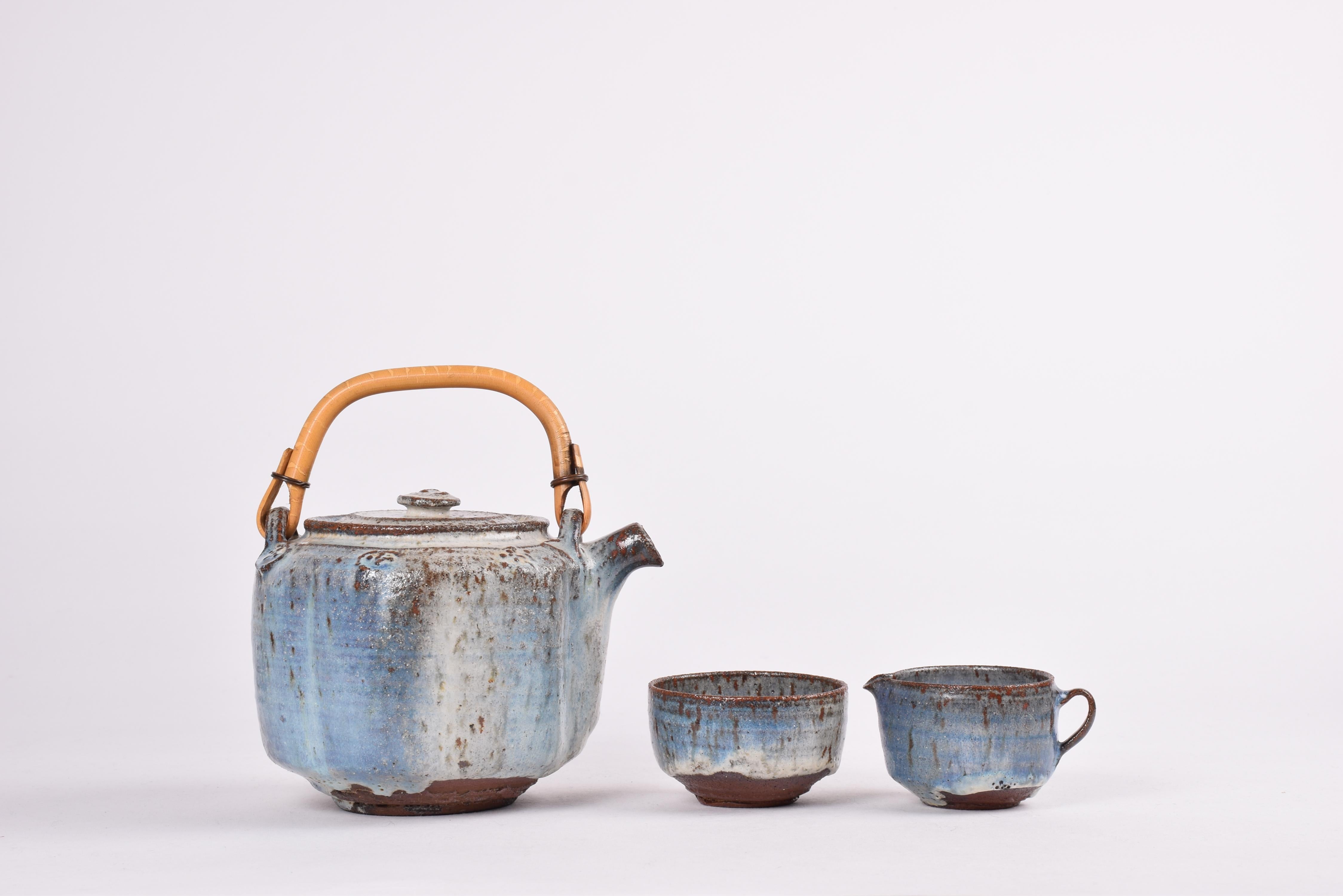 Ensemble composé d'une théière, d'un crémier et d'un sucrier, réalisé par la céramiste danoise Gutte Eriksen (1918-2008). Fabriqué ca. 1980 dans son propre Studio.

Les formes sont simples et l'expression décorative principale réside dans la glaçure