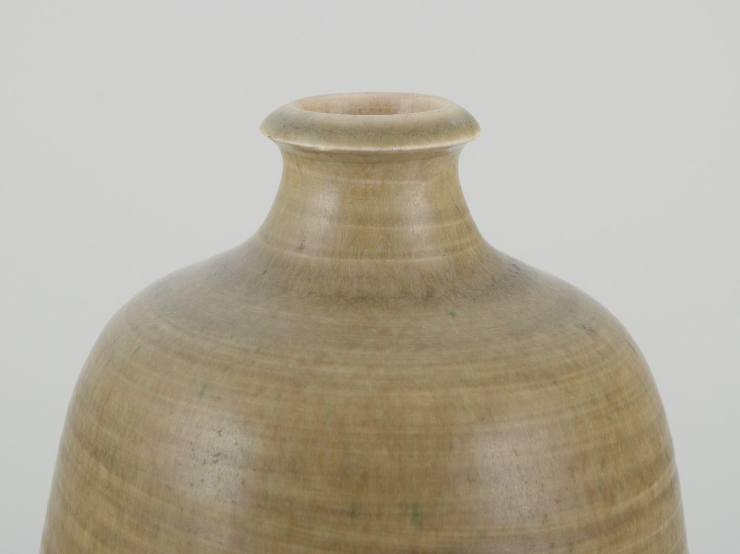I prodotti usati sono esenti da dazi all'importazione per i clienti statunitensi. 
Pertanto, al tuo acquisto non saranno applicate tariffe di importazione.

Ceramista di studio danese.
Vaso in ceramica con smalto color melanzana.
Firmato in