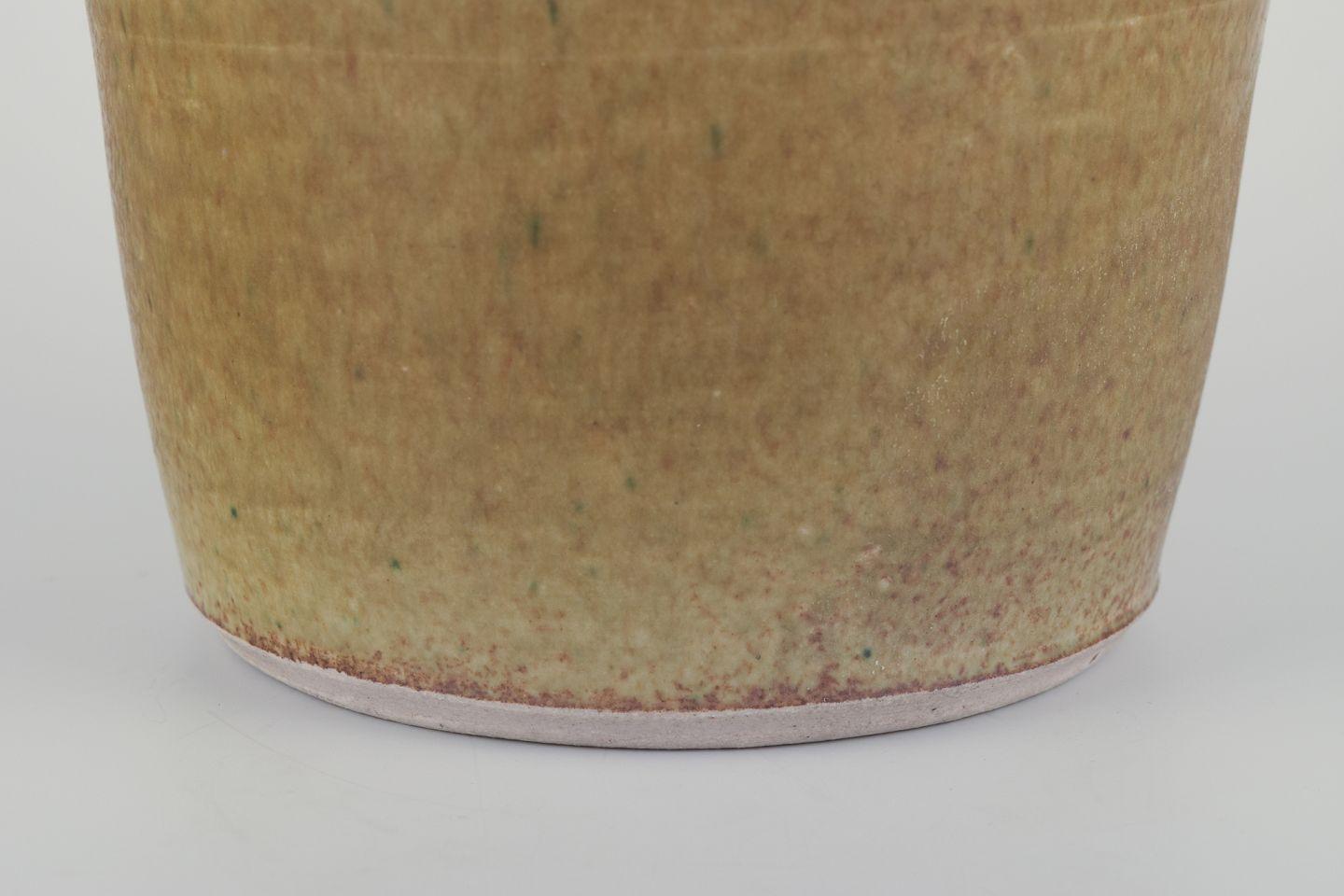 Danese Ceramista di studio danese. Vaso in ceramica con smalto color melanzana. in vendita