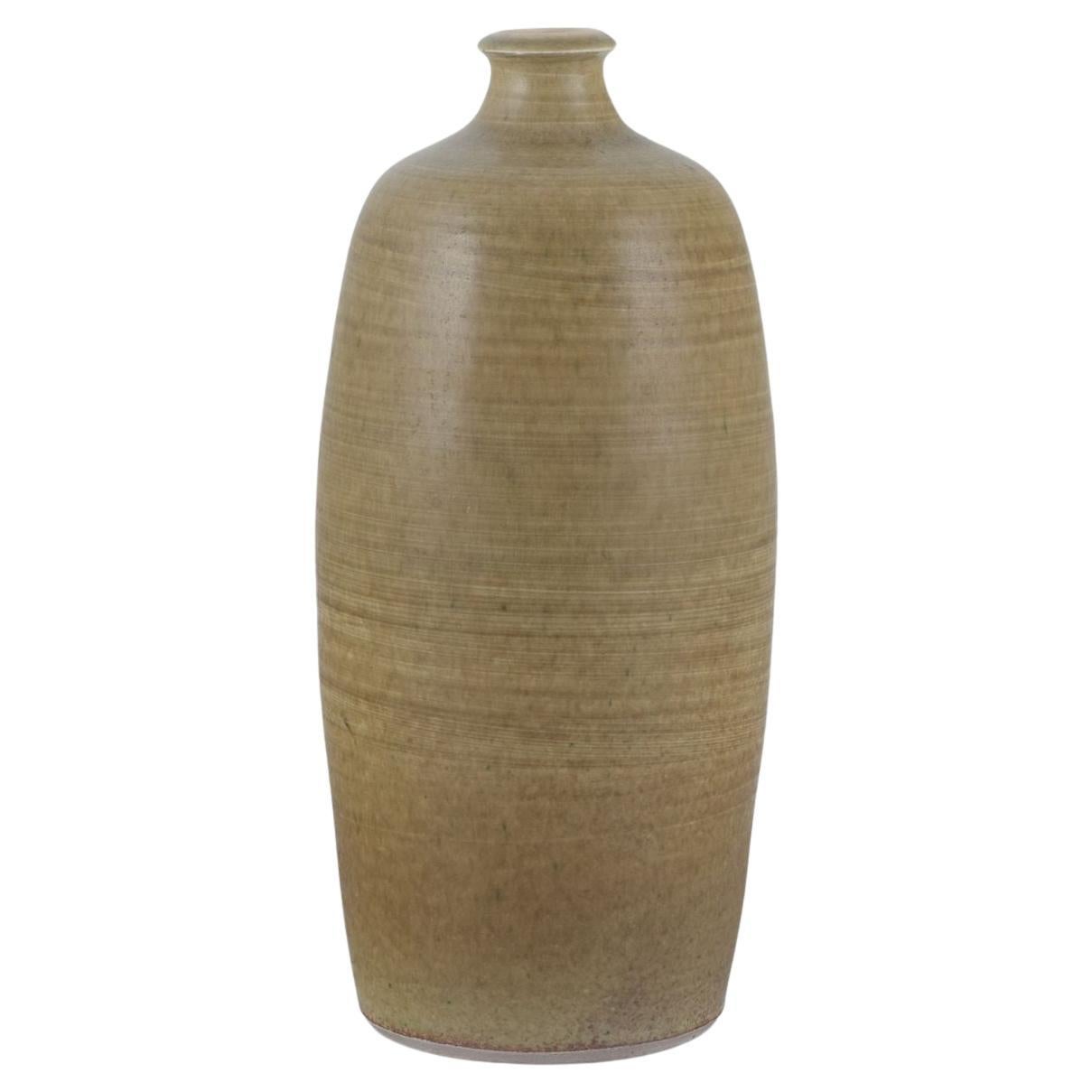 Ceramista di studio danese. Vaso in ceramica con smalto color melanzana. in vendita