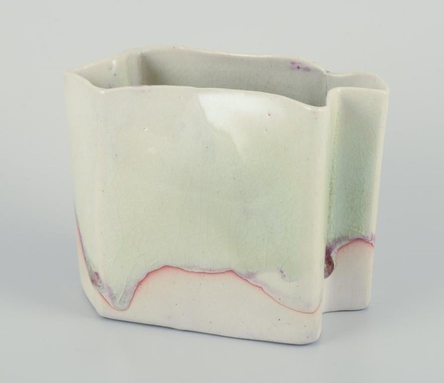 Danois Céramiste d'atelier danois. Vase en céramique à glaçure dans des tons clairs. en vente