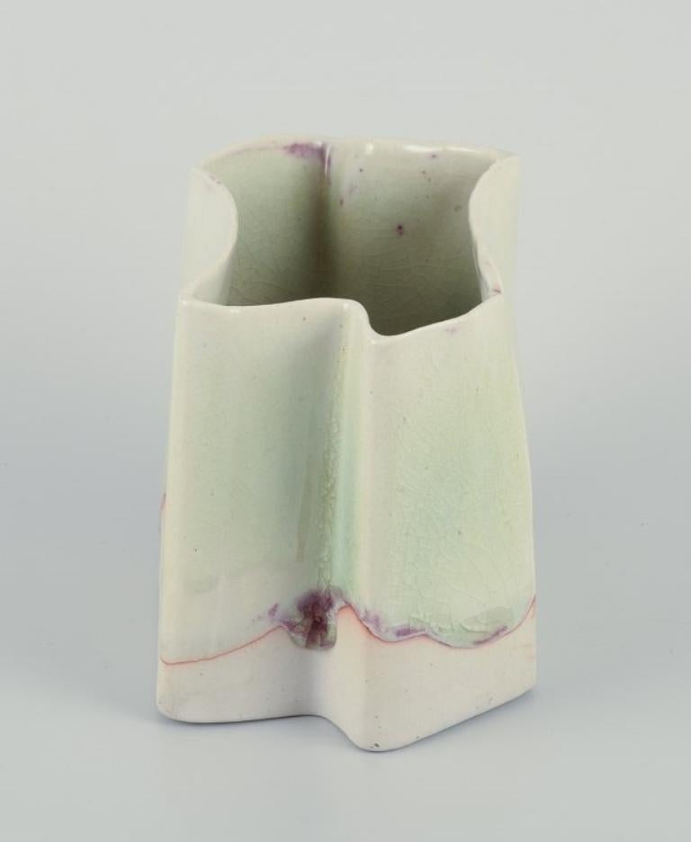 Vernissé Céramiste d'atelier danois. Vase en céramique à glaçure dans des tons clairs. en vente