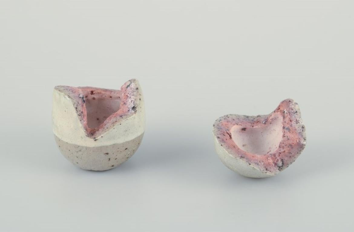 Dänischer Studiokeramiker. Zwei eiförmige Keramikskulpturen. 1980er Jahre (Glasiert) im Angebot