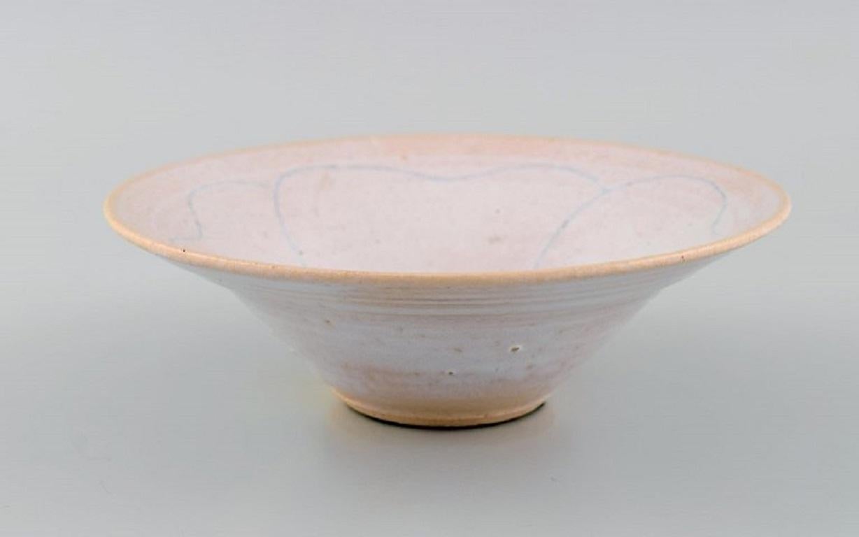 Danish studio ceramicist. Unique bowl in glazed stoneware with hand-painted flower. Late 20th century.
Measures: 17.5 x 5.5 cm.
In excellent condition.
Signed.