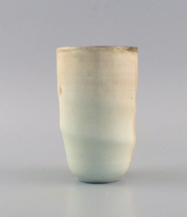 Dänischer Studiokeramiker. Einzigartige Vase aus glasiertem Steingut. 
Schöne Glasur in zarten hellen und pfirsichfarbenen Tönen. Ende des 20. Jahrhunderts.
Maße: 13 x 8 cm.
In ausgezeichnetem Zustand.
Gestempelt.