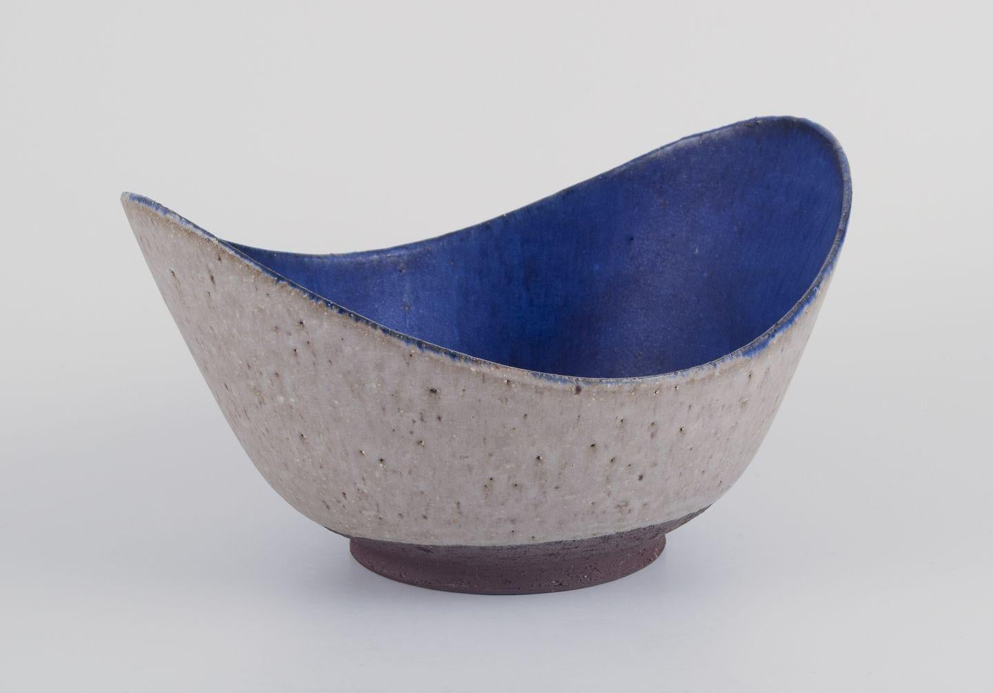 Pre-owned goods are exempt from import duties for U.S. customers. 
Therefore, no import tariffs will be applicable to your purchase.

Danish studio ceramist.
Large oval ceramic bowl.
Exterior glaze in gray tones, interior glaze in bluish