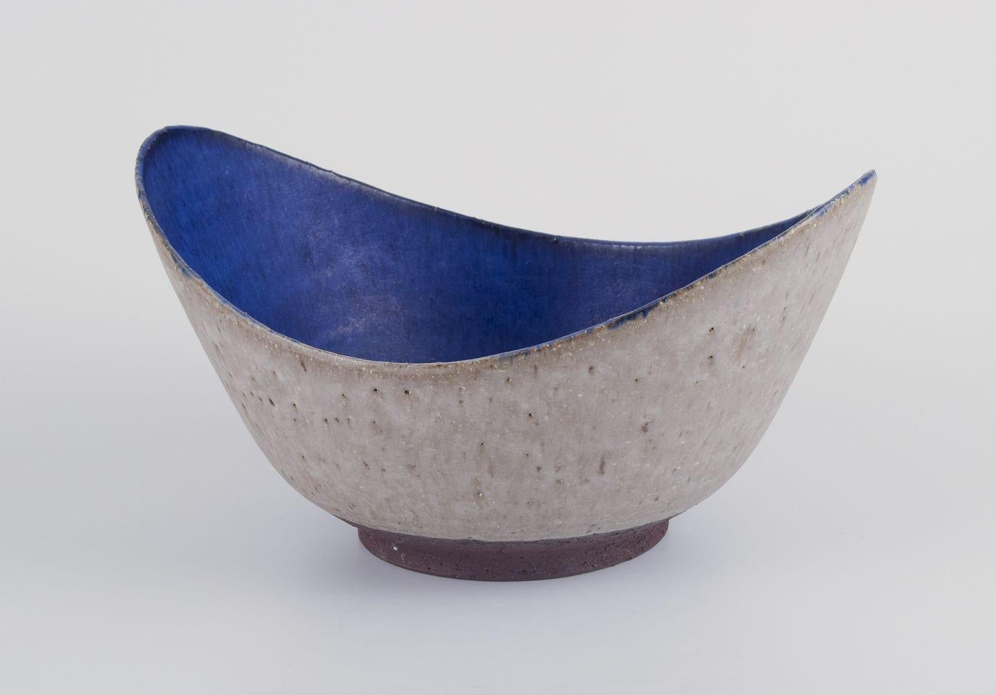 Scandinave moderne Danish studio ceramist. Large oval ceramic bowl. Dated 1945 en vente