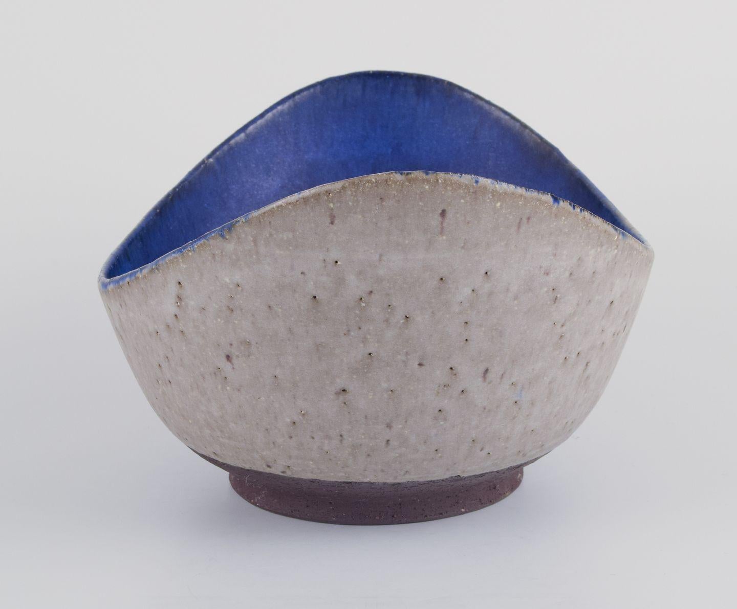 Danois Danish studio ceramist. Large oval ceramic bowl. Dated 1945 en vente