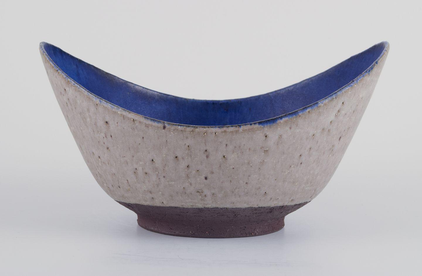 Danish studio ceramist. Large oval ceramic bowl. Dated 1945 Excellent état - En vente à Copenhagen, DK