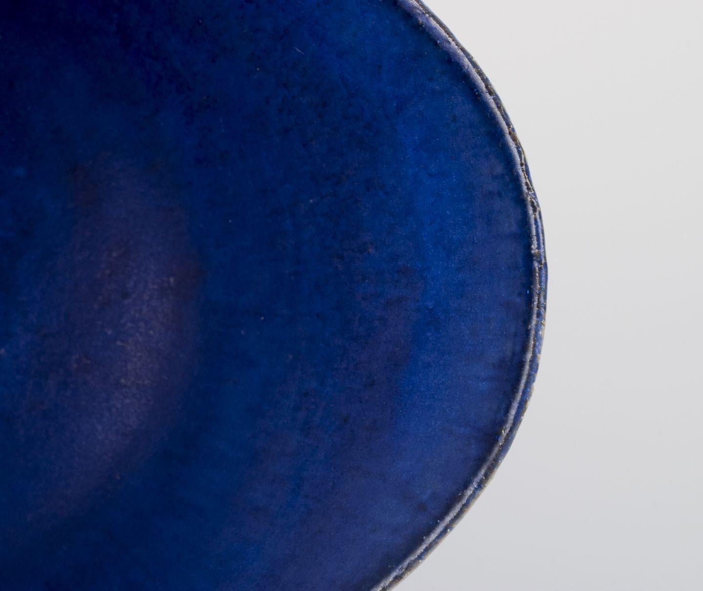 Milieu du XXe siècle Danish studio ceramist. Large oval ceramic bowl. Dated 1945 en vente