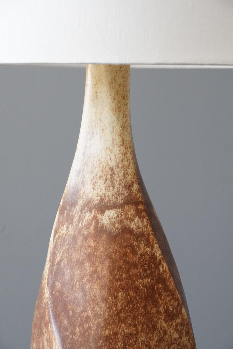 Danish Studio Potter, Freeform Table Lamp, Brown Stoneware, Denmark, c. 1960s In Good Condition For Sale In West Palm Beach, FL