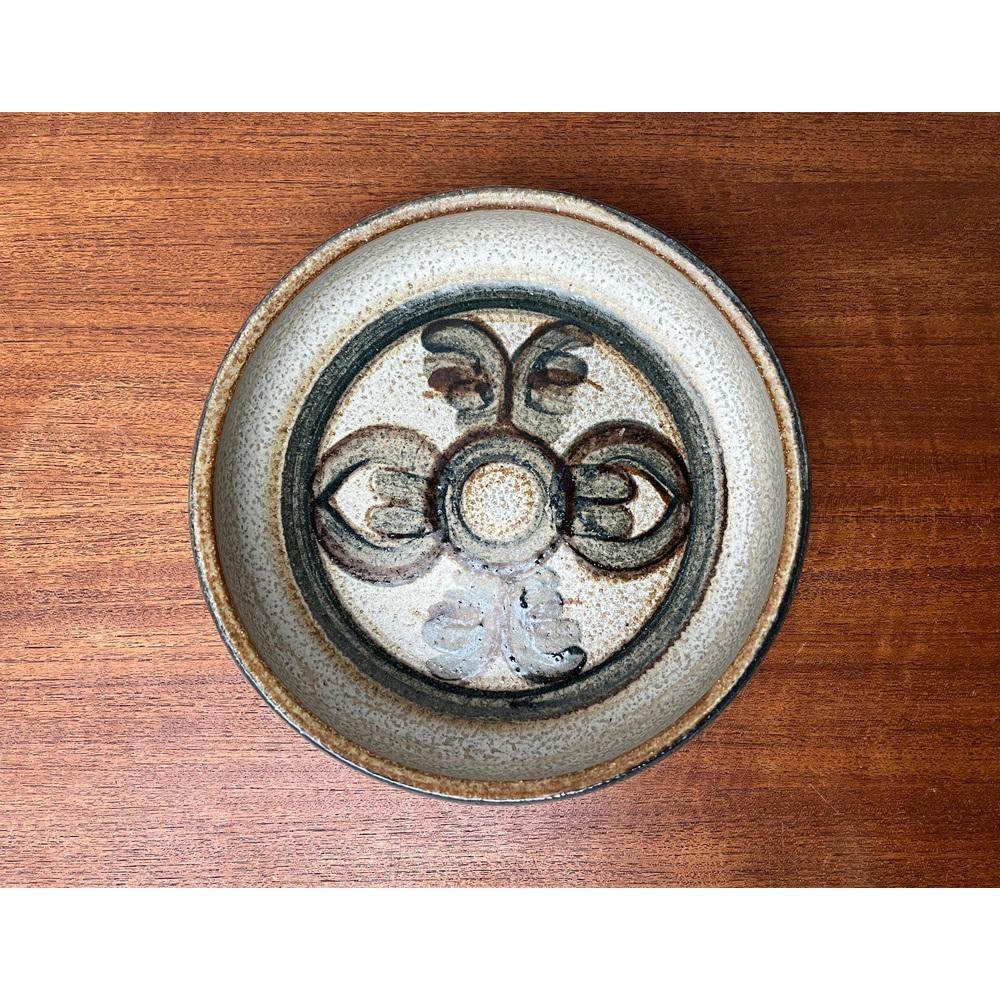 Bol en poterie de studio danois du milieu du siècle de Søholm, années 1960, en très bon état. Conçue de 1960 à 1969 Cette pièce porte une marque d'attribution.

Informations complémentaires :
Matériaux : Céramique
Couleur : Beige
Styles : Moderne du