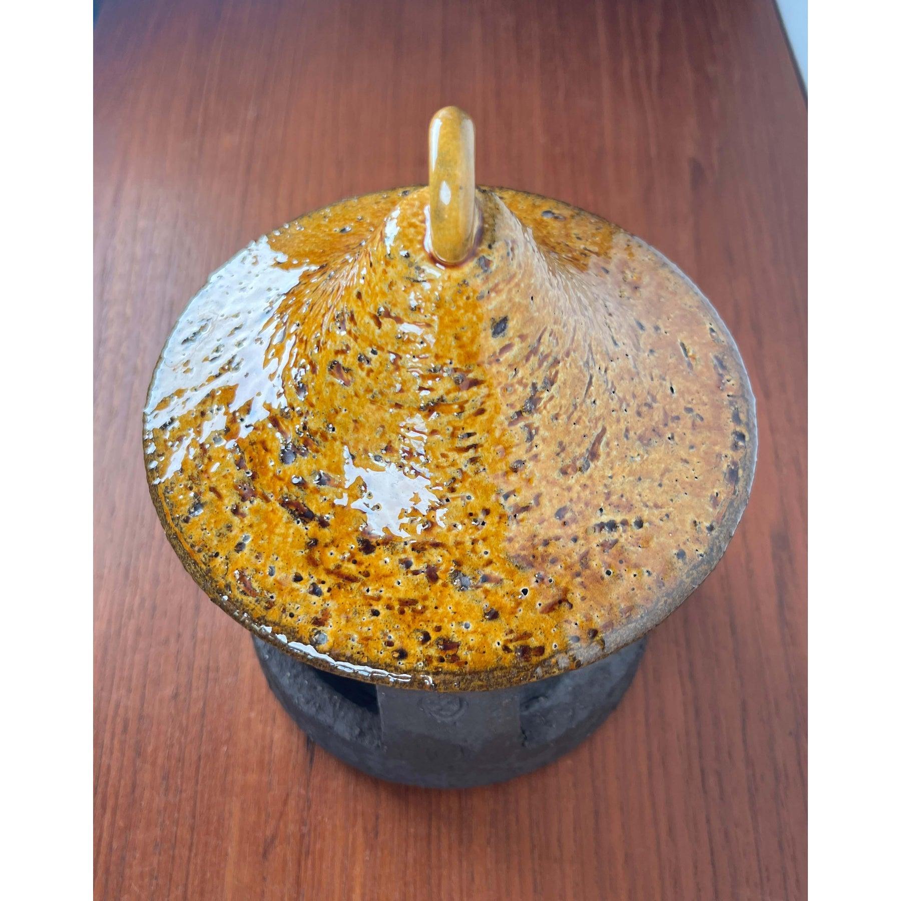 Farol portavelas danés moderno de mediados de siglo de Studio Pottery de Hegnetslund Keramik, años 60, en muy buen estado. Diseñado de 1960 a 1969 Esta pieza tiene una marca de atribución,

Más información:
Materiales: Cerámica
Color: Marrón
Estilo: