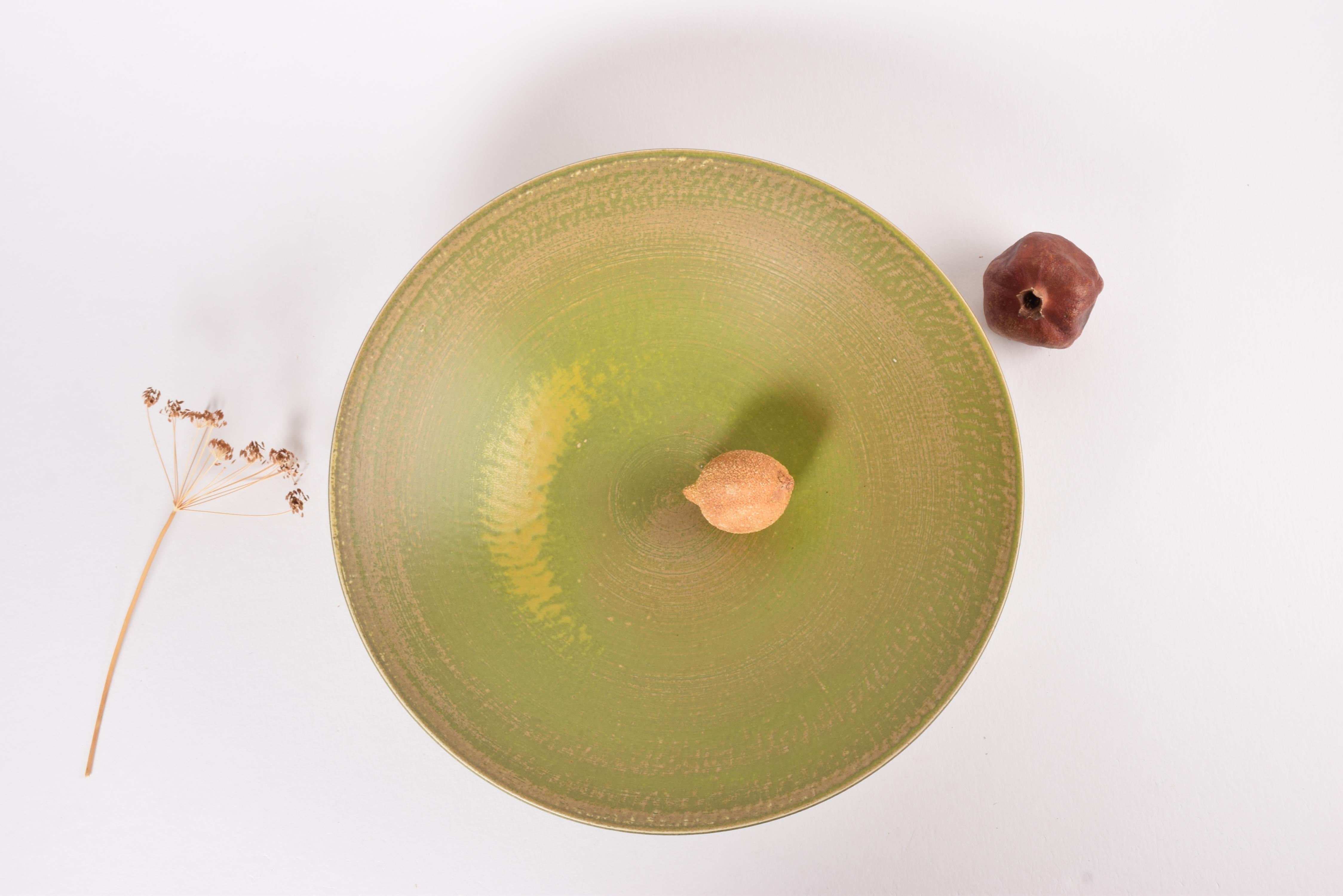 Enorme cuenco danés de Studio Pottery de Birthe Sahl, verde amarillento, finales del siglo XX Escandinavo moderno en venta