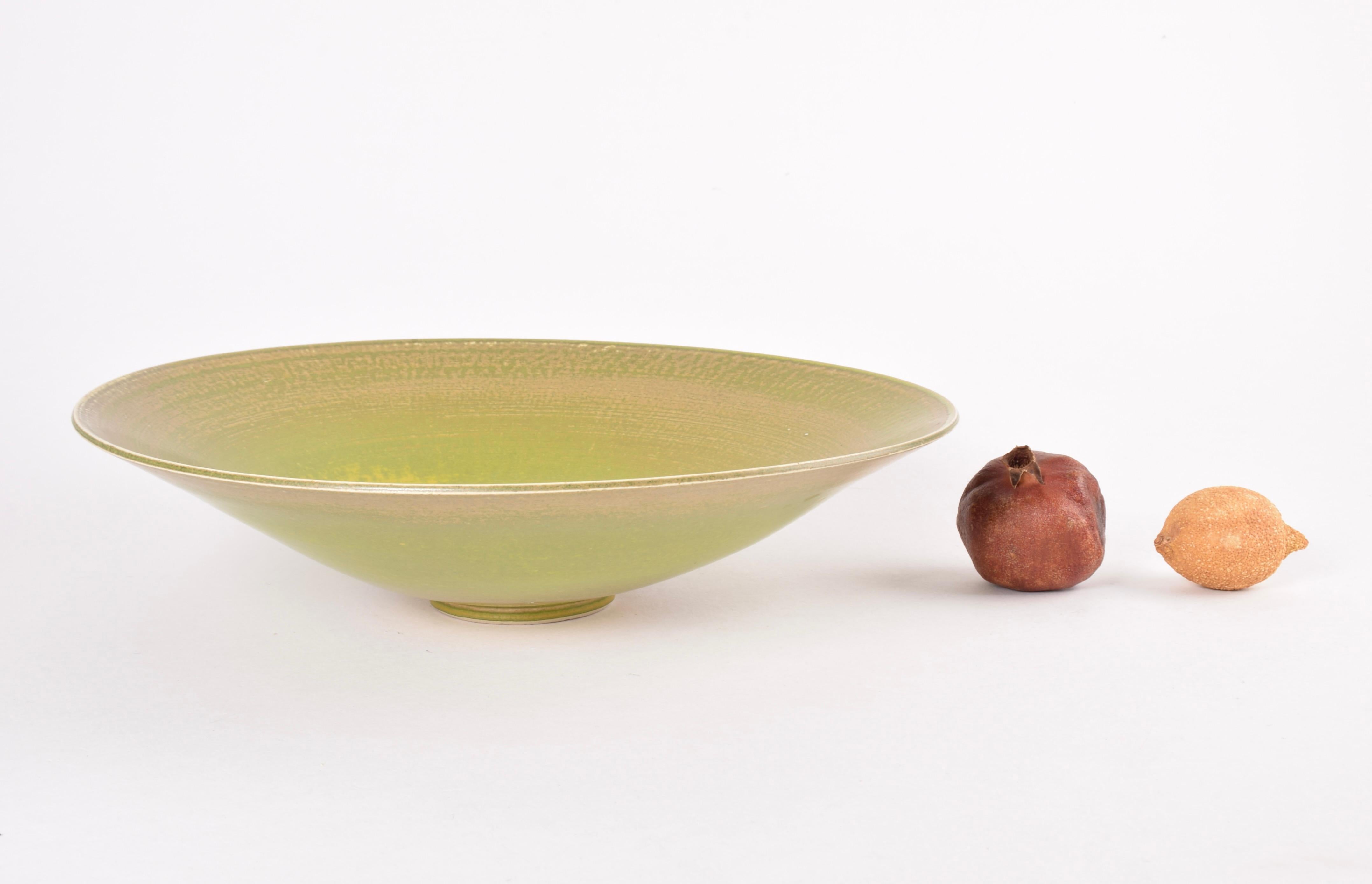 Enorme cuenco danés de Studio Pottery de Birthe Sahl, verde amarillento, finales del siglo XX Danés en venta