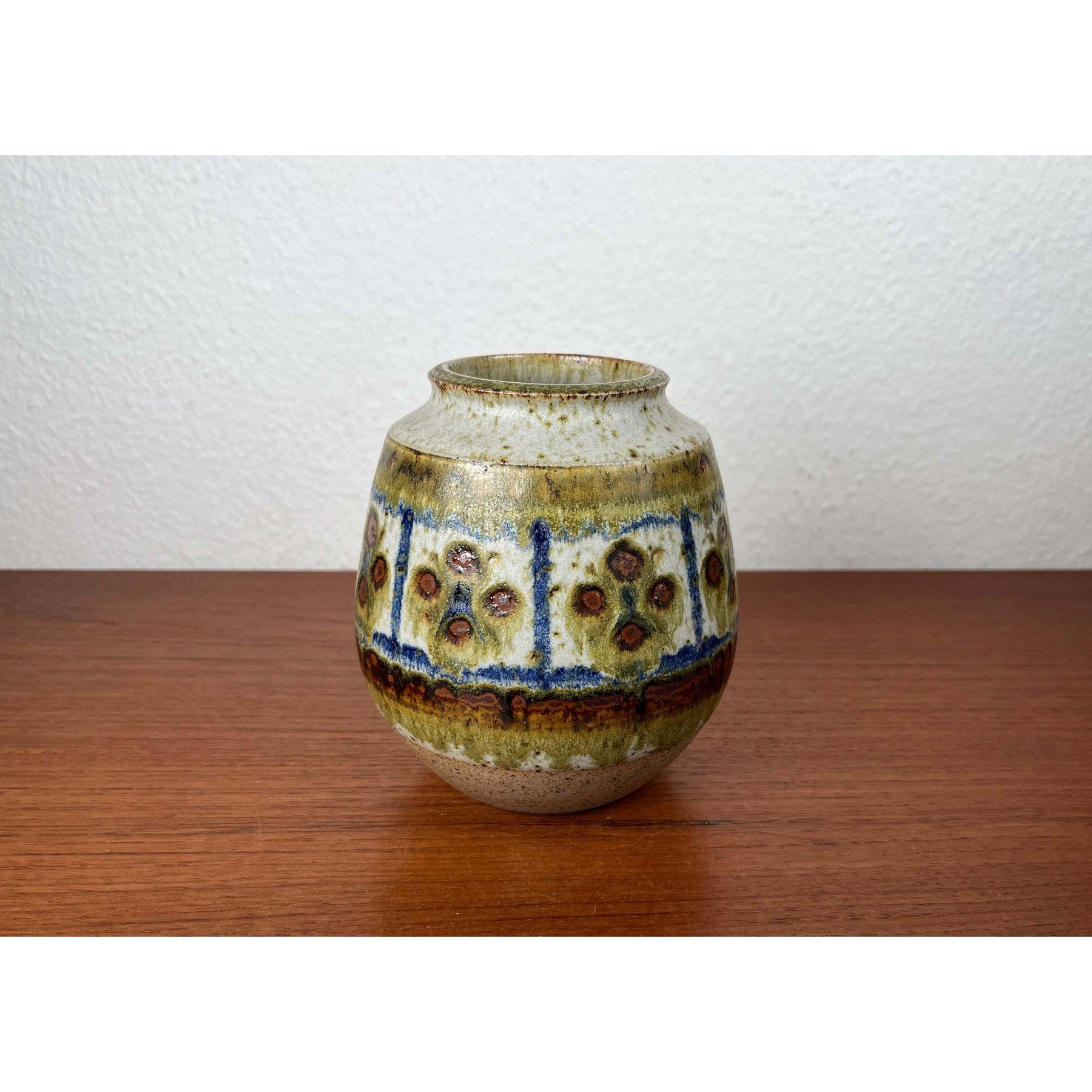 Vase en poterie de studio danoise du milieu du siècle dernier de Michael Andersen, Bornholm, années 1960, en très bon état. Conçue de 1960 à 1969 Cette pièce porte une marque d'attribution,

Informations complémentaires :
Matériaux :