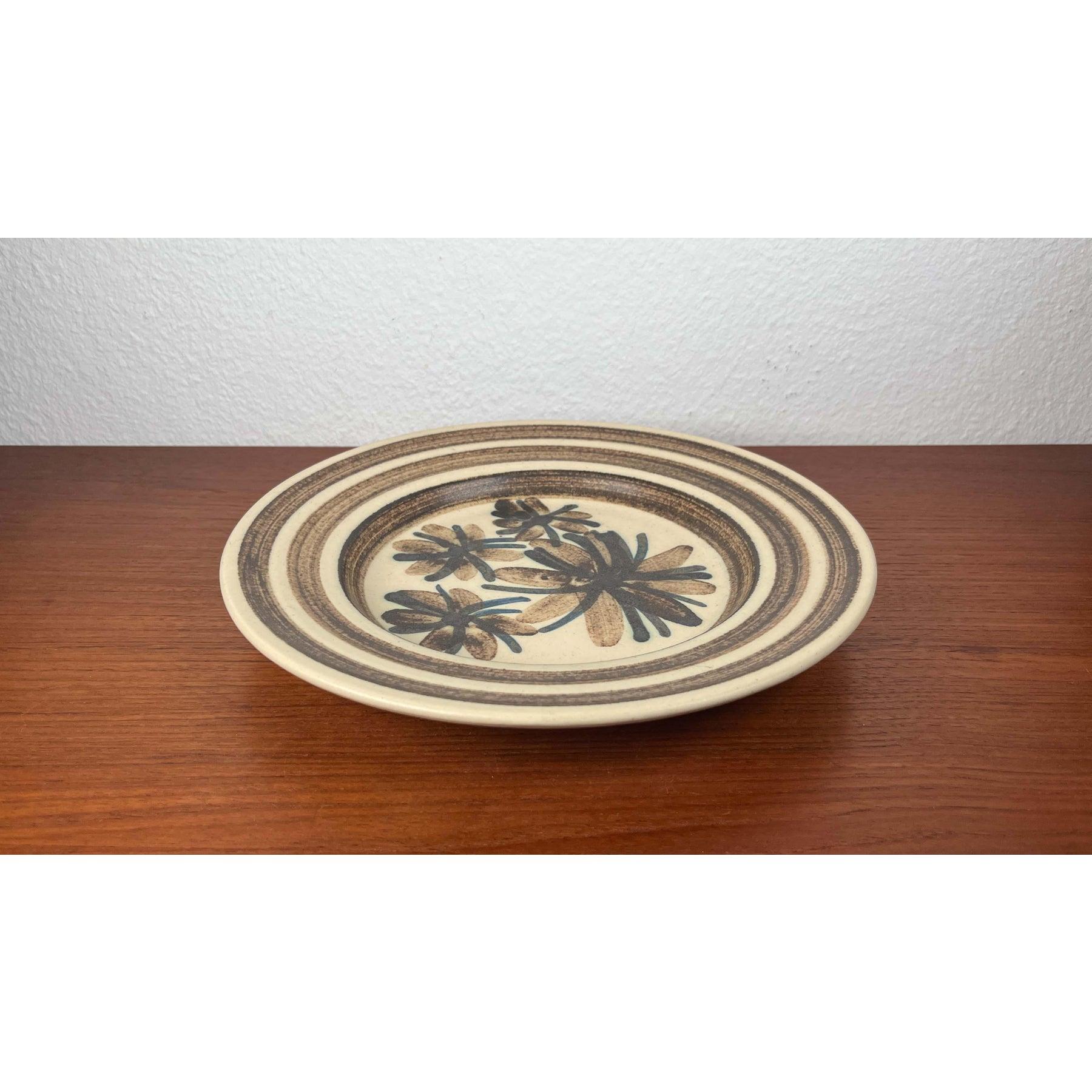 Mid-Century Modern Danish Studio Pottery Wall Plate with Flower Design from Mit Stoneware, 1960s, in Very Good conditions. Designed 1960 to 1969 This piece has an attribution mark,

Additional information:
Materials: Earthenware
Color: Beige
Style: