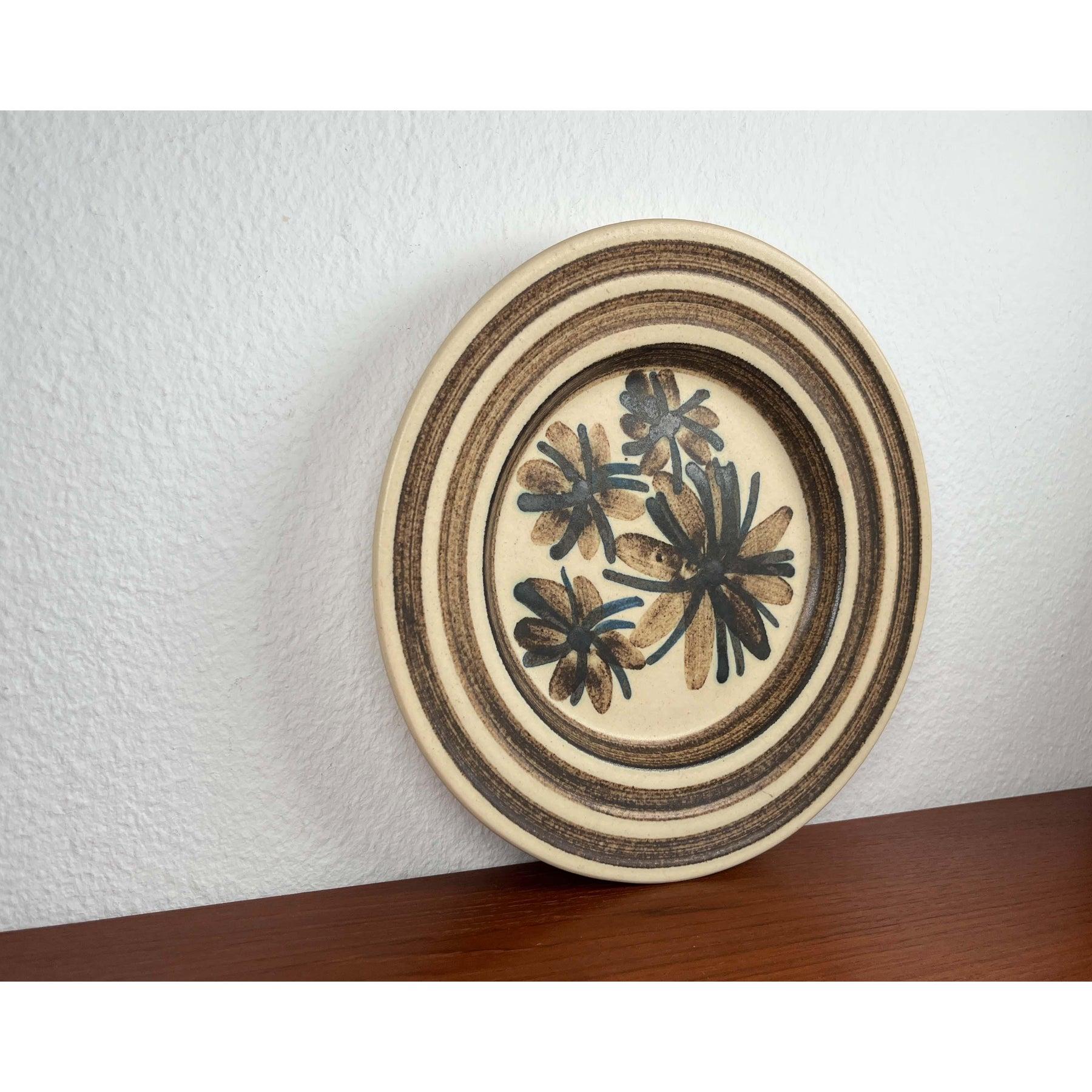 Earthenware Danish Studio Pottery Wall Plate with Flower Design from Mit Stoneware, 1960s For Sale