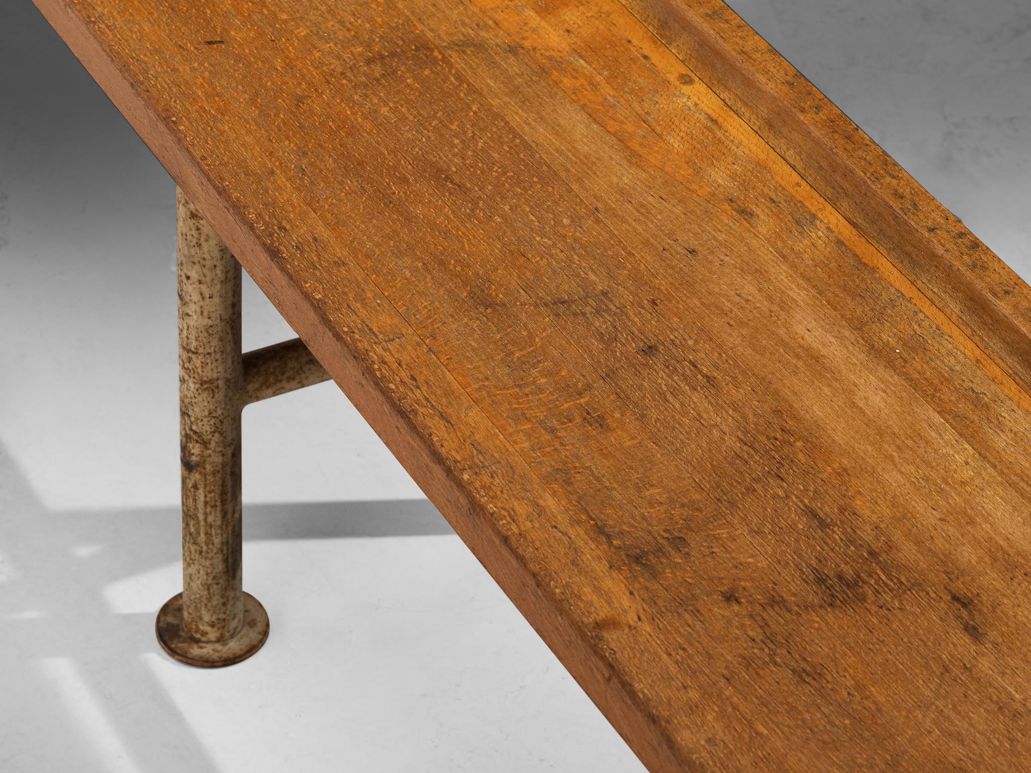 Robusto banco danés de madera y metal en venta 3