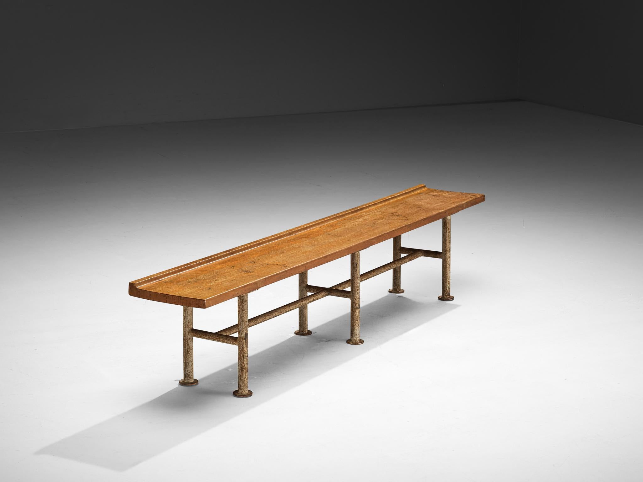 Banco, haya, metal Dinamarca, años 50

Este banco minimalista y refinado, fabricado en Dinamarca en la década de 1950, presenta una elegante base de metal lacado que le aporta estabilidad y un toque contemporáneo. La madera de haya patinada ofrece