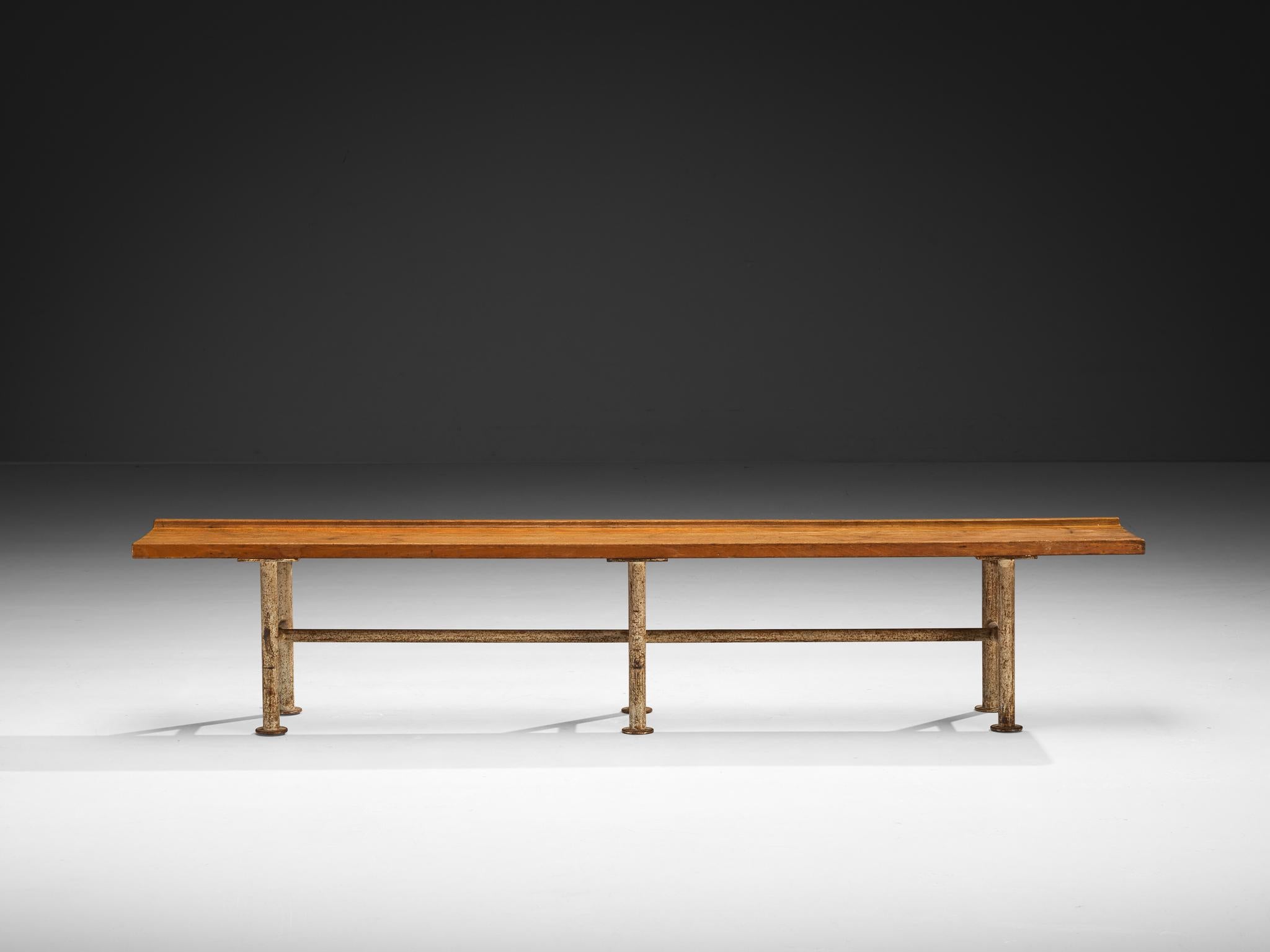 Robusto banco danés de madera y metal Escandinavo moderno en venta
