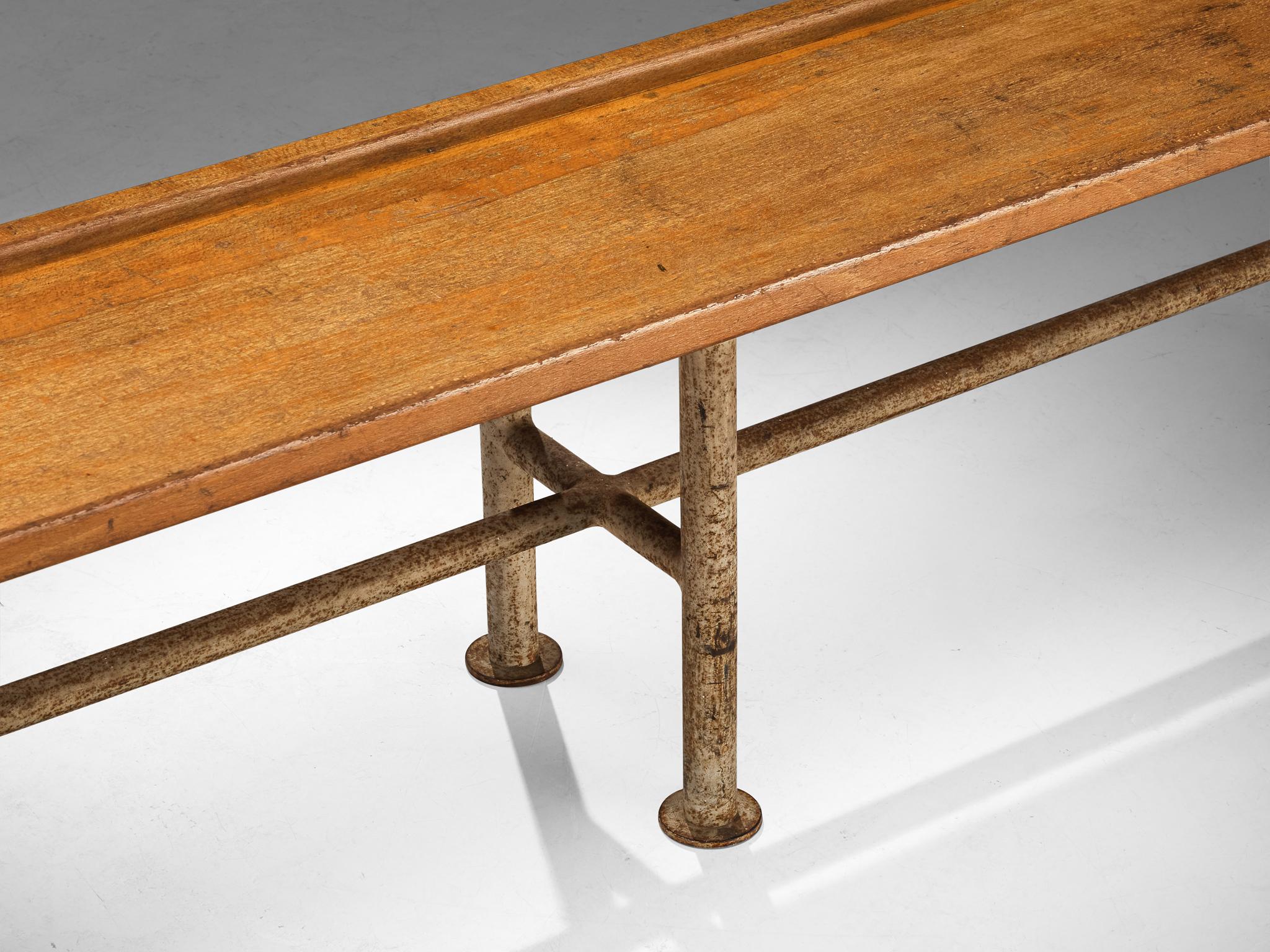 Robusto banco danés de madera y metal Metal en venta