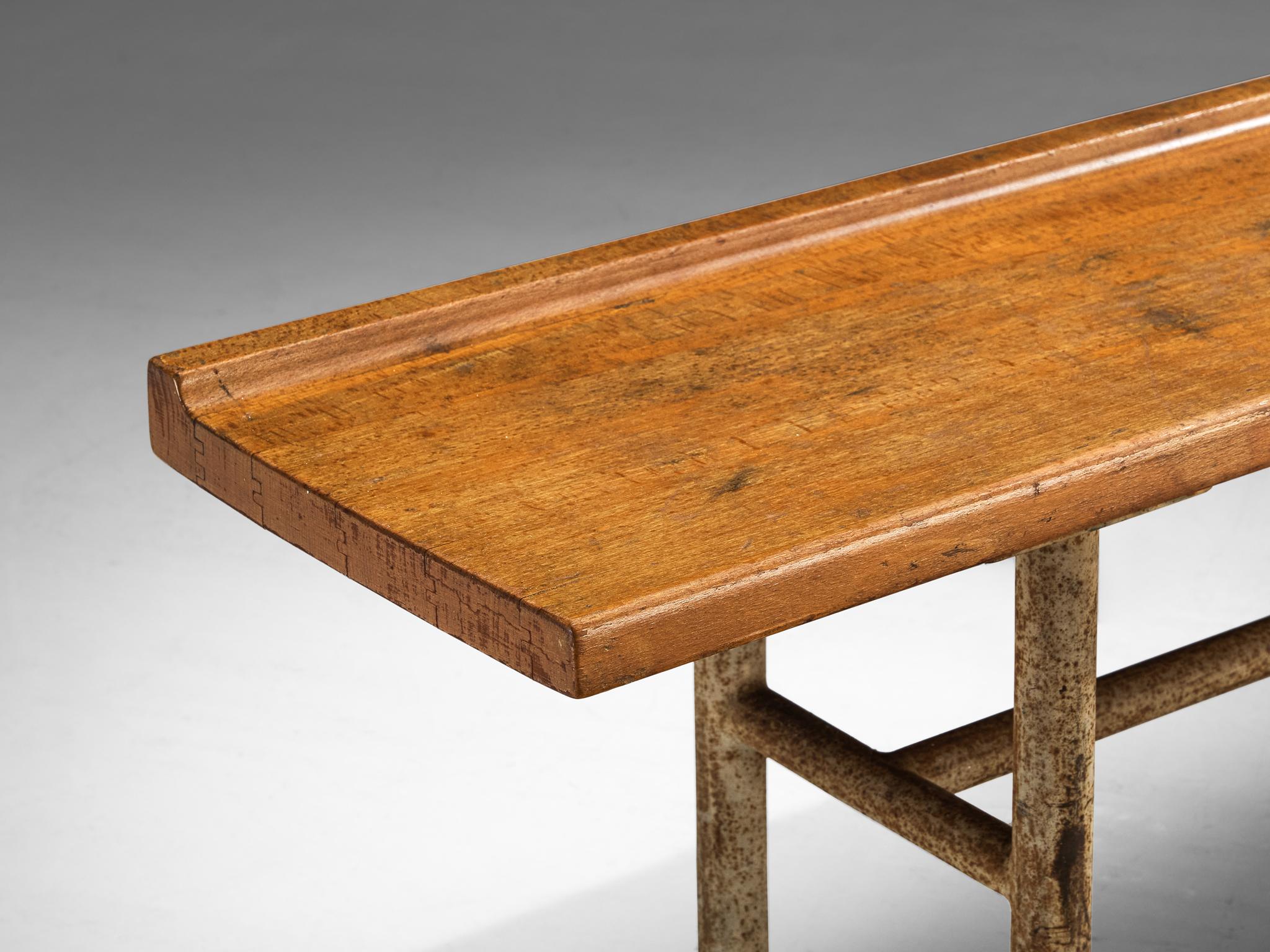 Robusto banco danés de madera y metal en venta 1