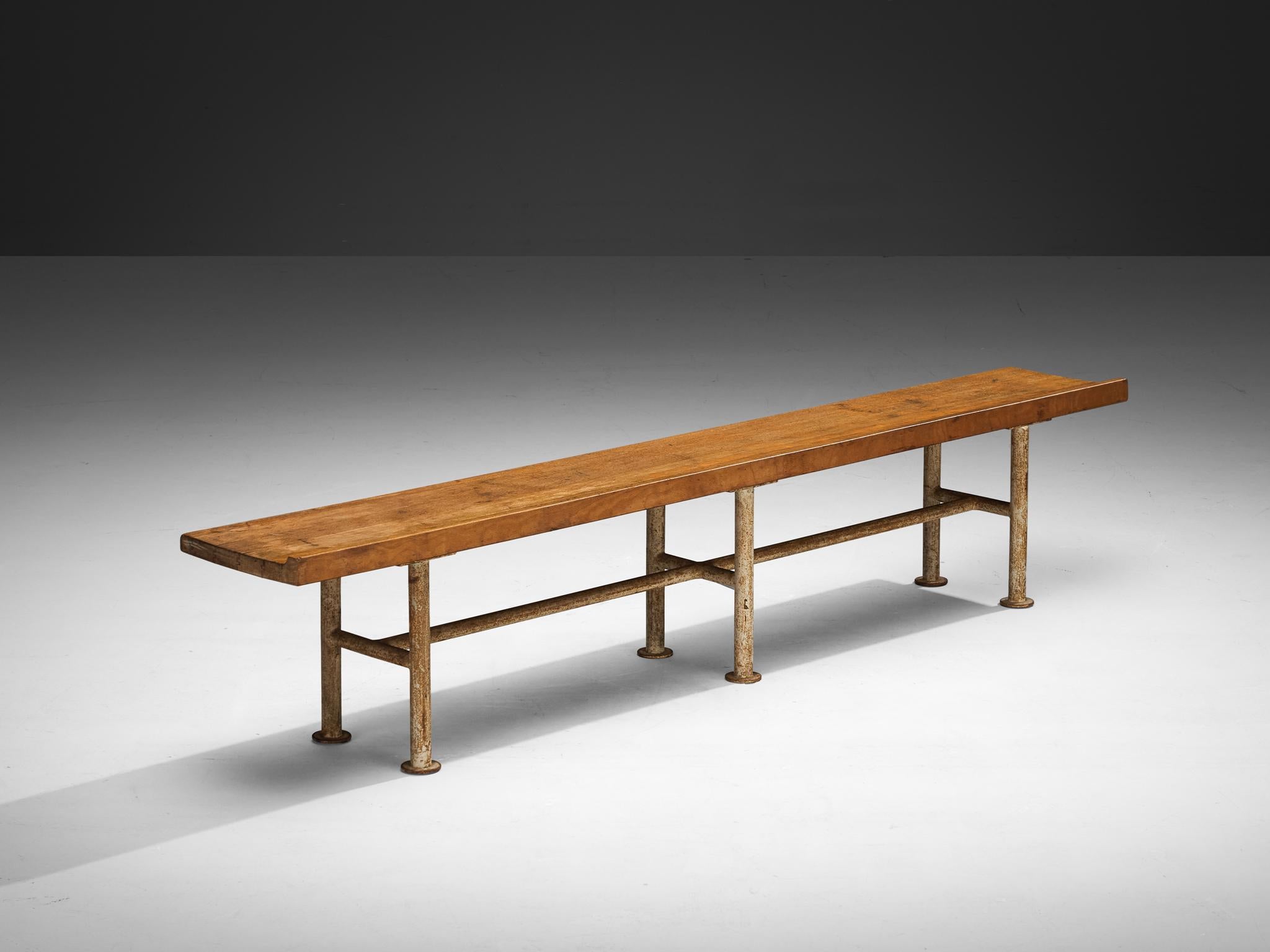 Robusto banco danés de madera y metal en venta 2