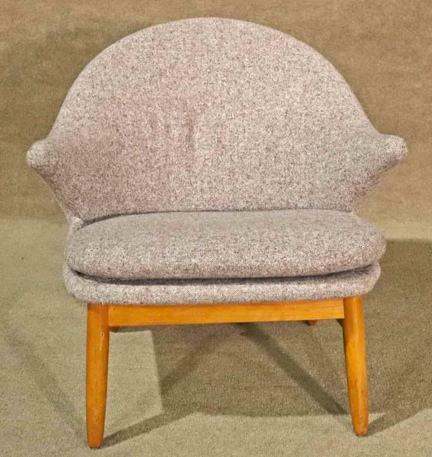 Mid-century modern style lounge chair with arms. Fully upholstered with tapered wood legs.
Please confirm location.