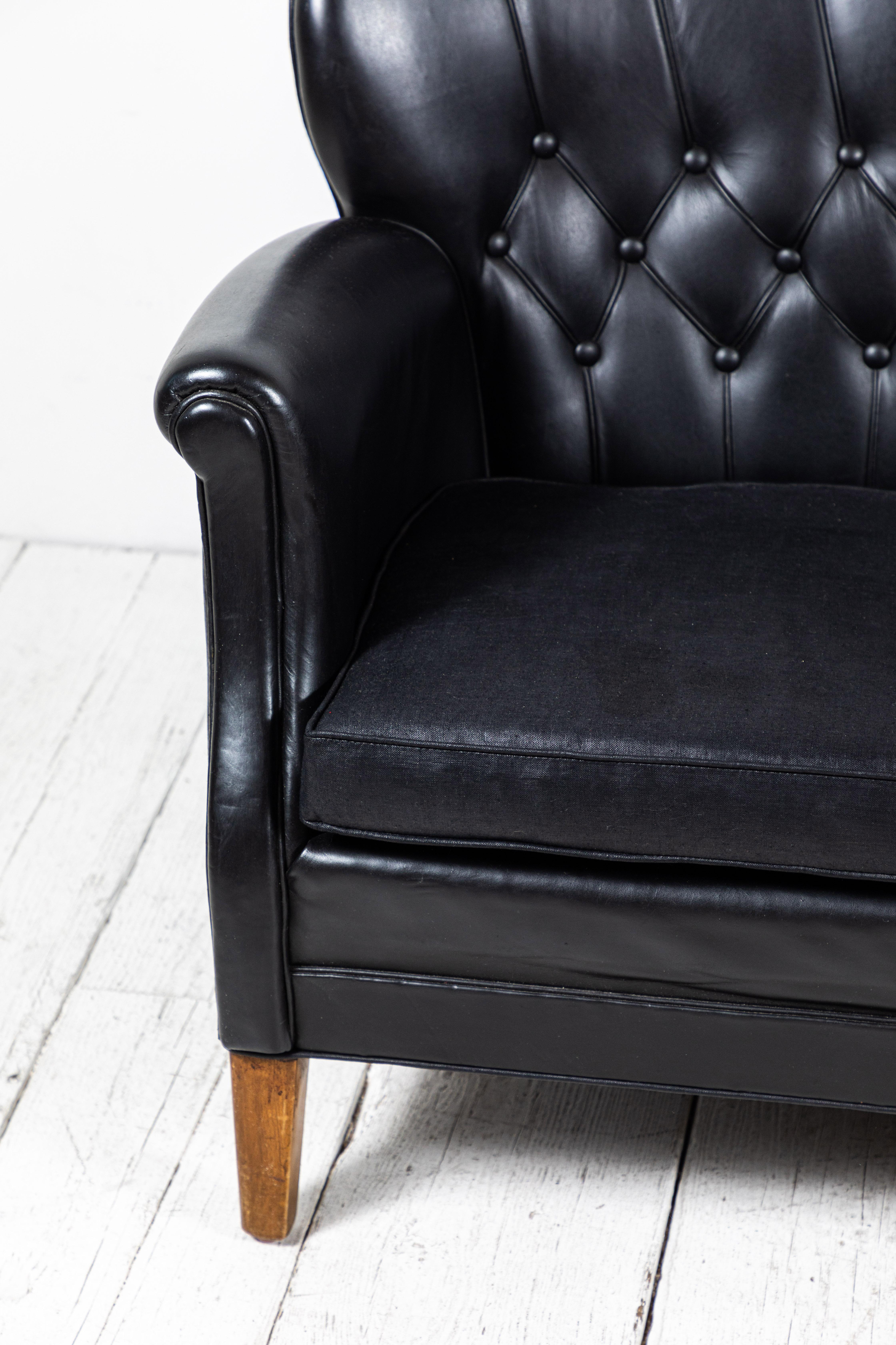 Danish Style Black Leather Tufted Settee In Good Condition In Los Angeles, CA