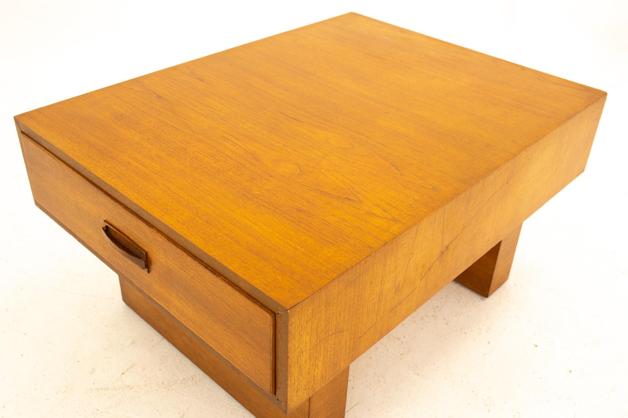 Danish Style Mid Century Teak and Rosewood End Table In Good Condition For Sale In Countryside, IL