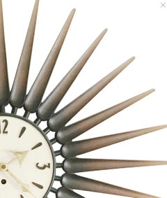 Horloge de style danois en bois de Syroco Sunburst:: circa 1950