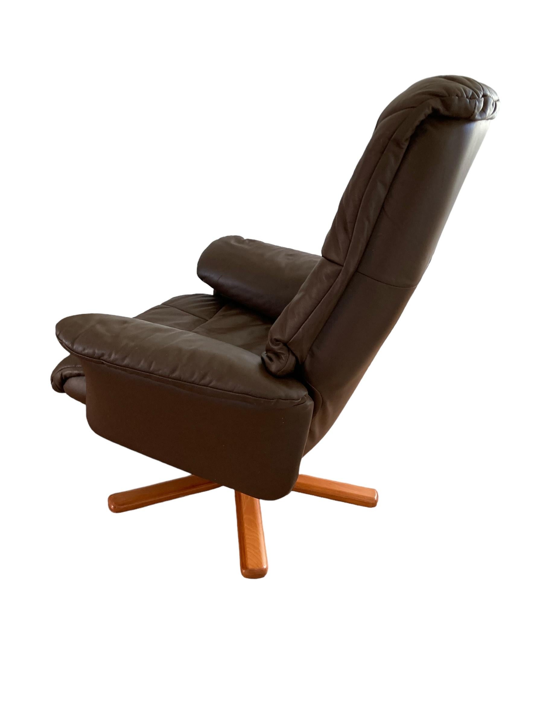 Fauteuil pivotant vintage de style danois, tapissé en simili cuir Brown foncé, 19 Bon état - En vente à Bishop's Stortford, GB