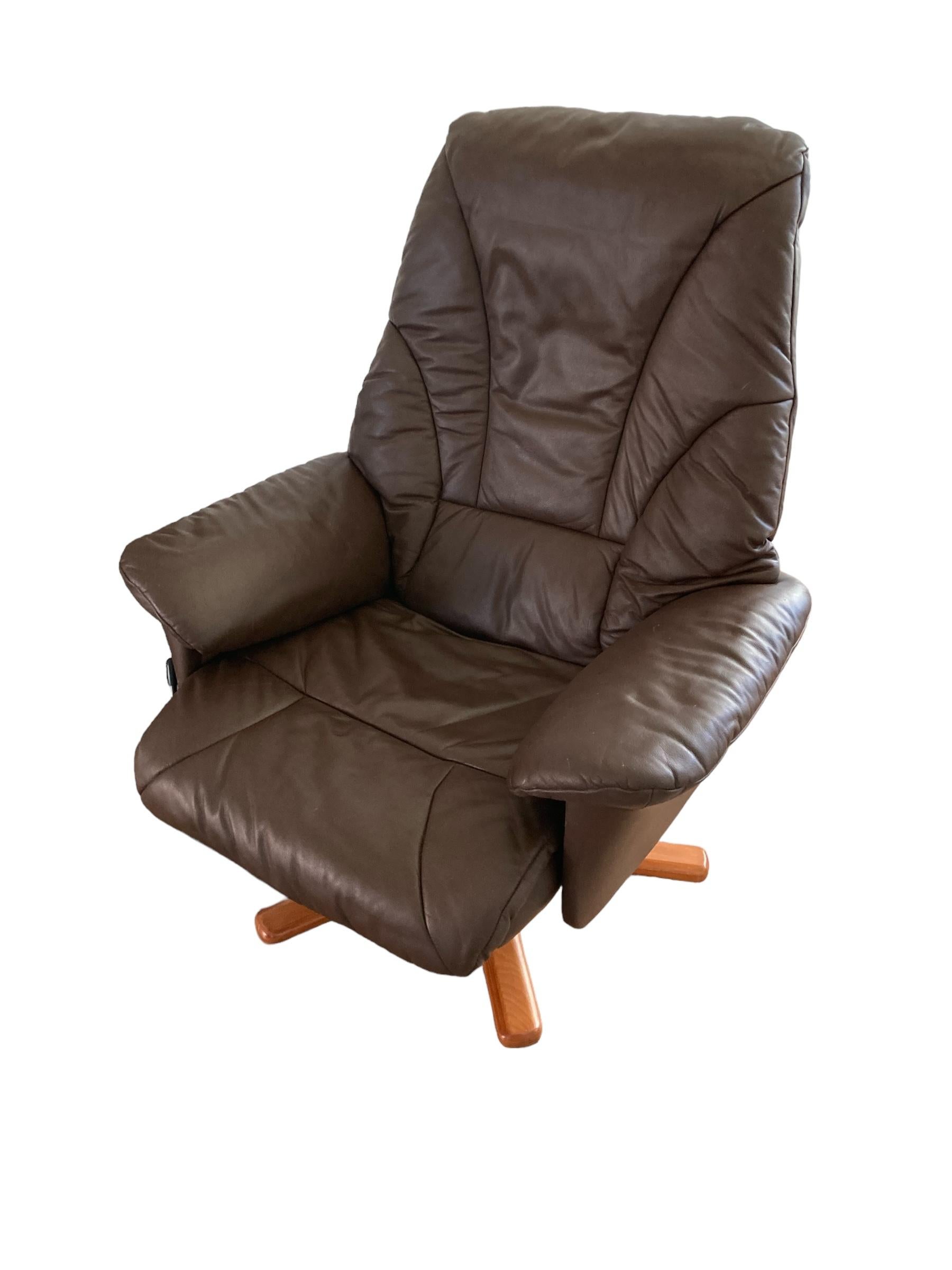 Imitation cuir Fauteuil pivotant vintage de style danois, tapissé en simili cuir Brown foncé, 19 en vente