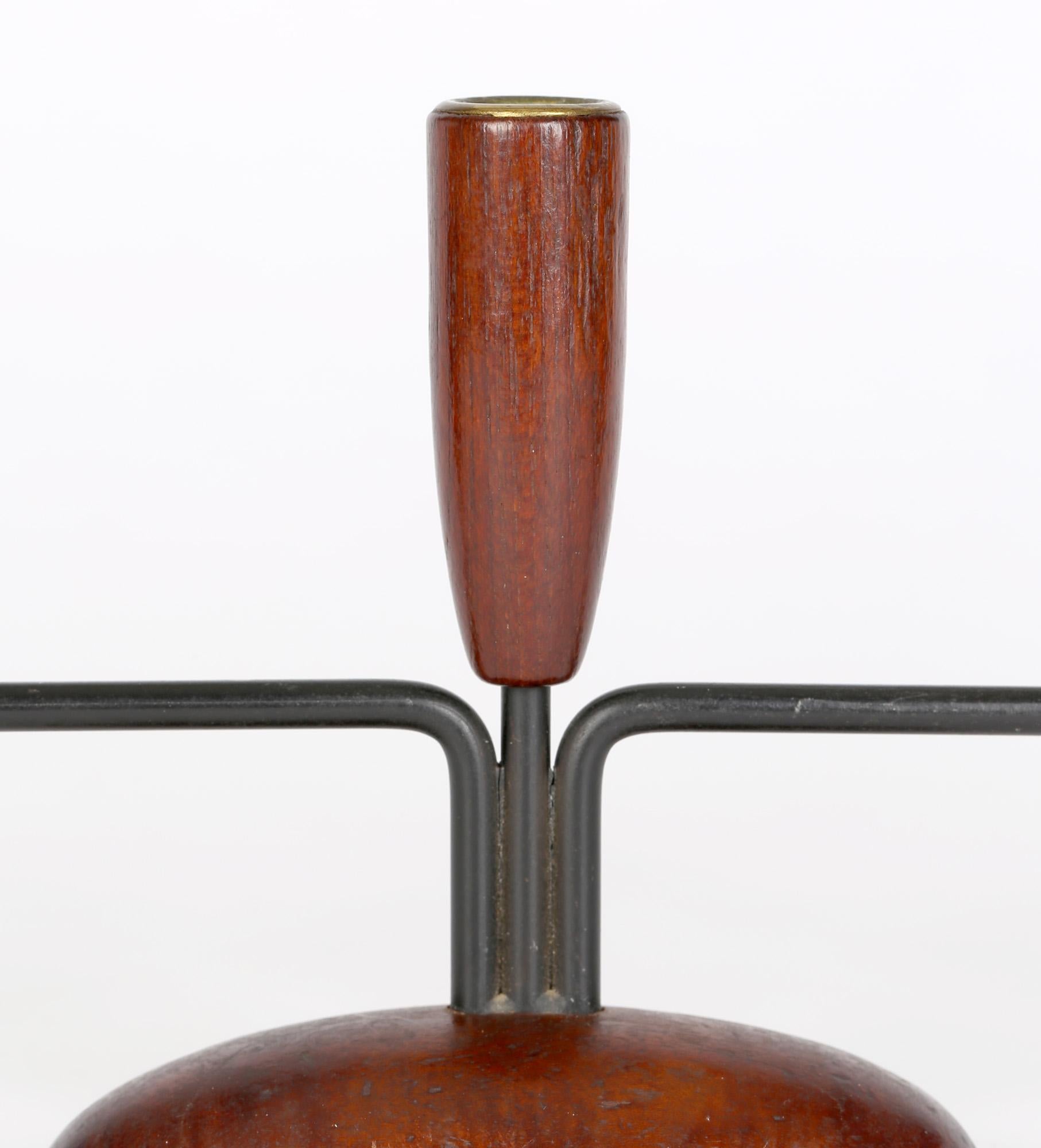Chandelier danois élégant à cinq appliques en bois et métal du milieu du siècle dernier en vente 2