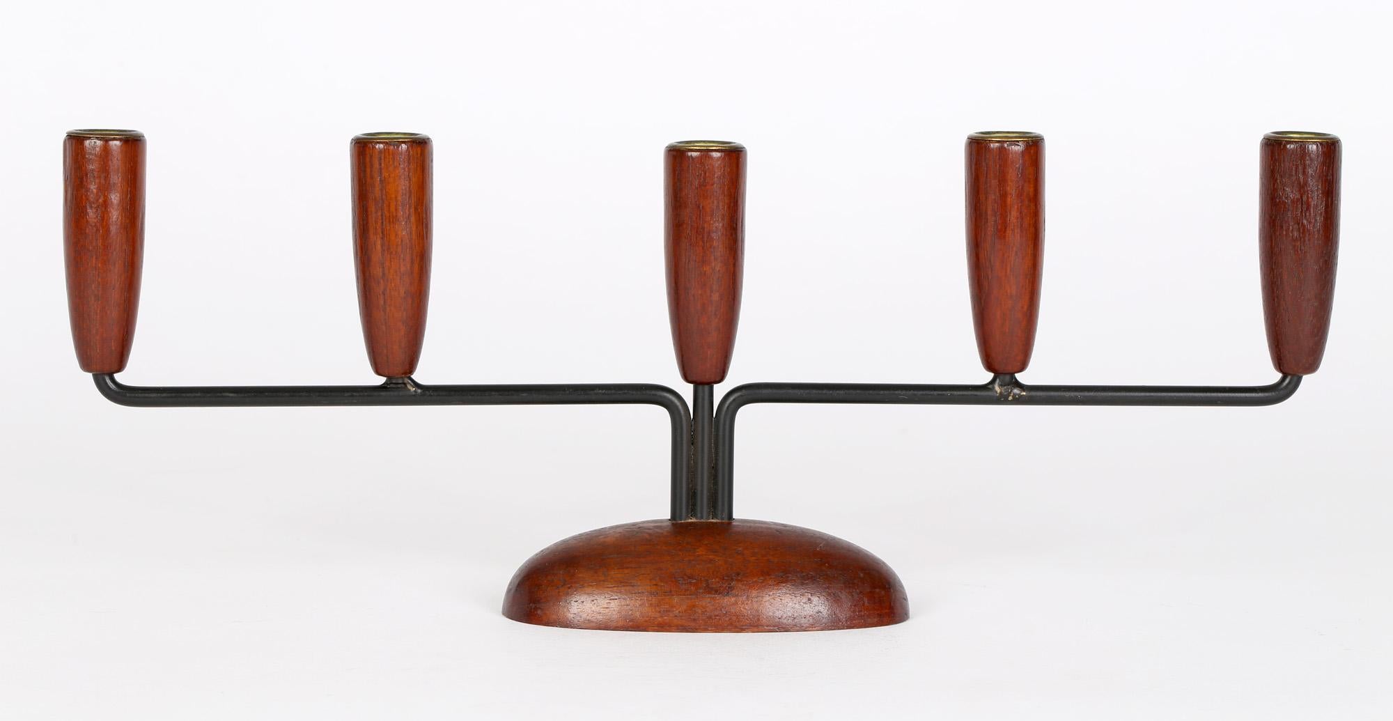 Chandelier danois élégant à cinq appliques en bois et métal du milieu du siècle dernier en vente 3