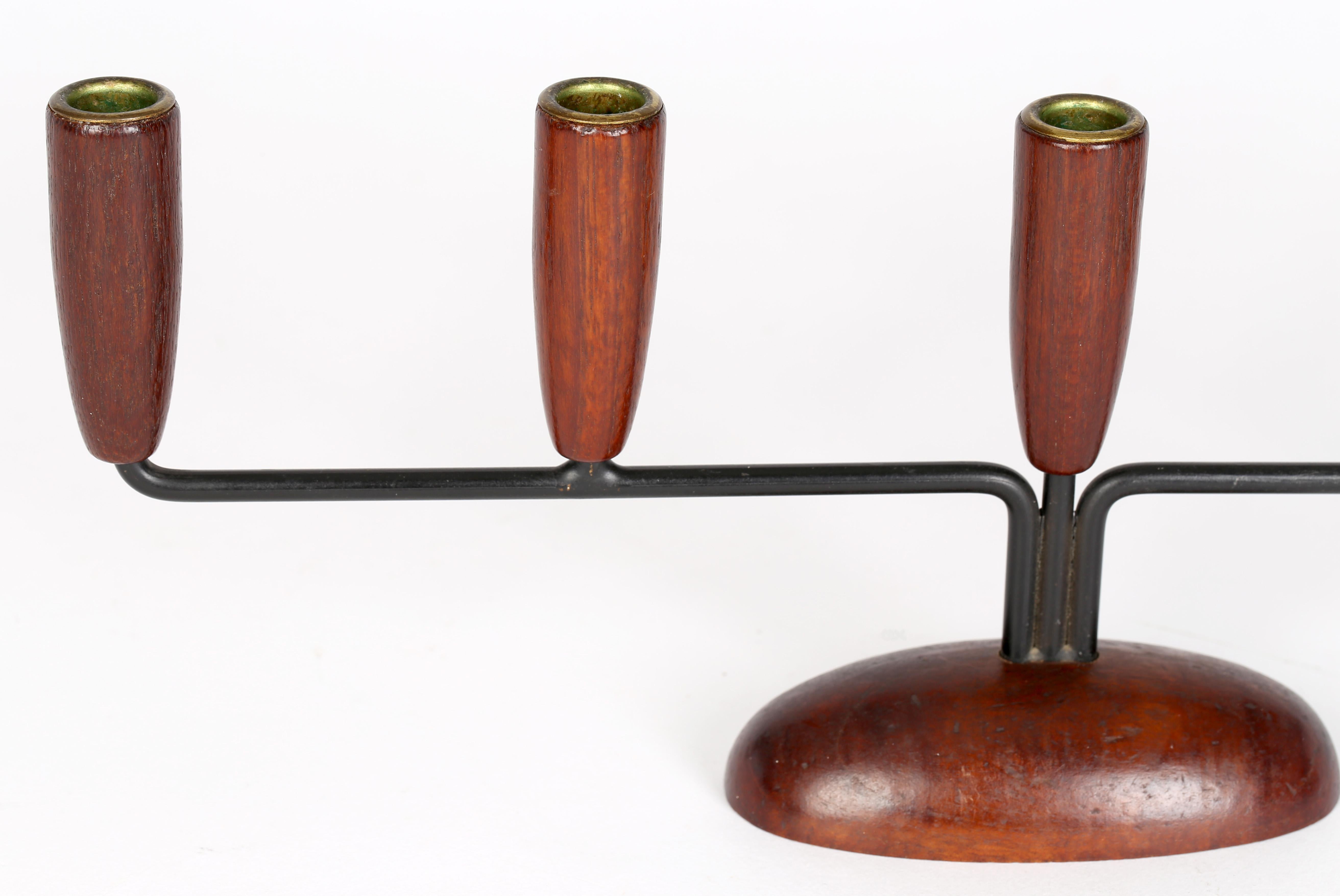 Chandelier danois élégant à cinq appliques en bois et métal du milieu du siècle dernier en vente 5