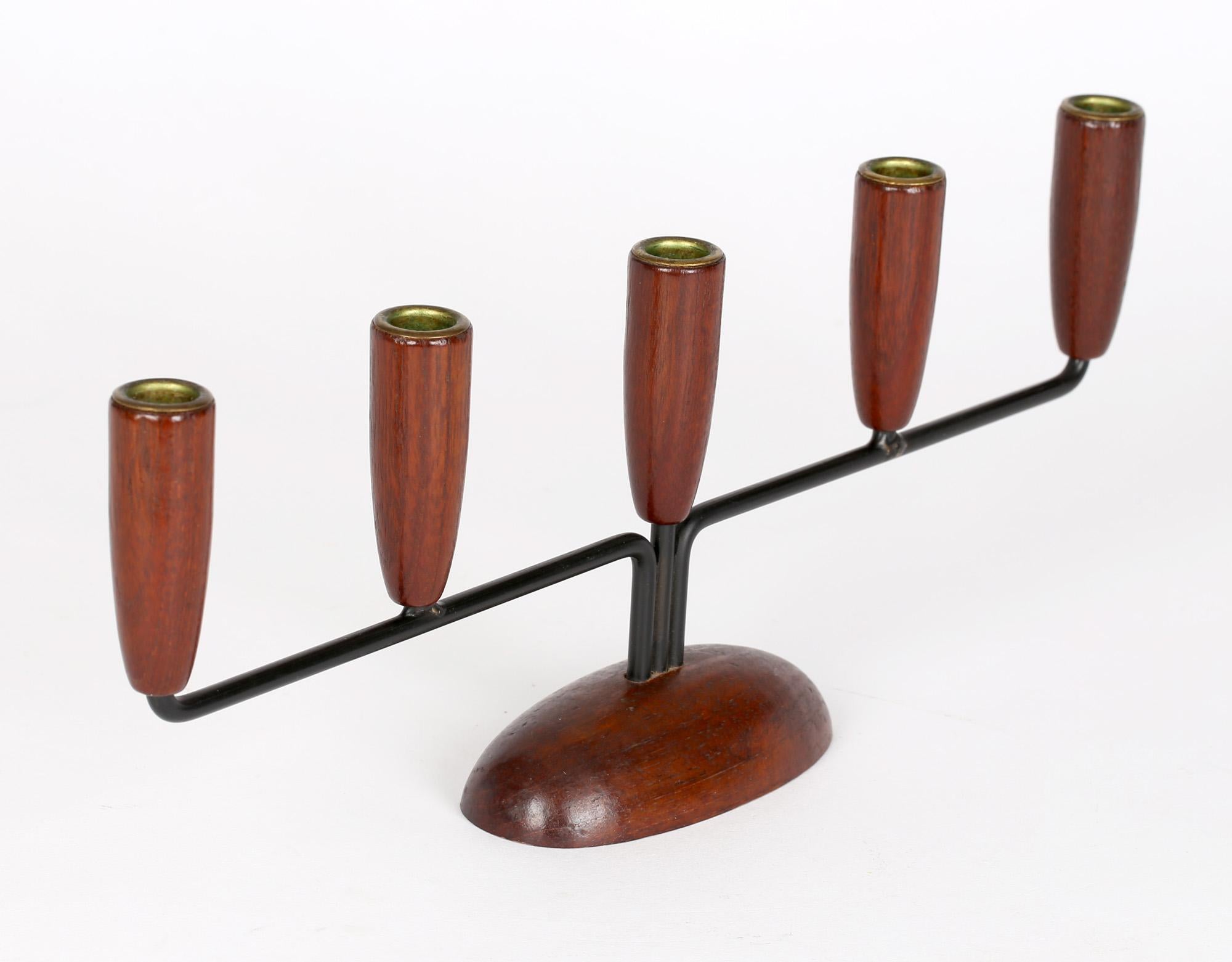 Chandelier danois élégant à cinq appliques en bois et métal du milieu du siècle dernier en vente 7