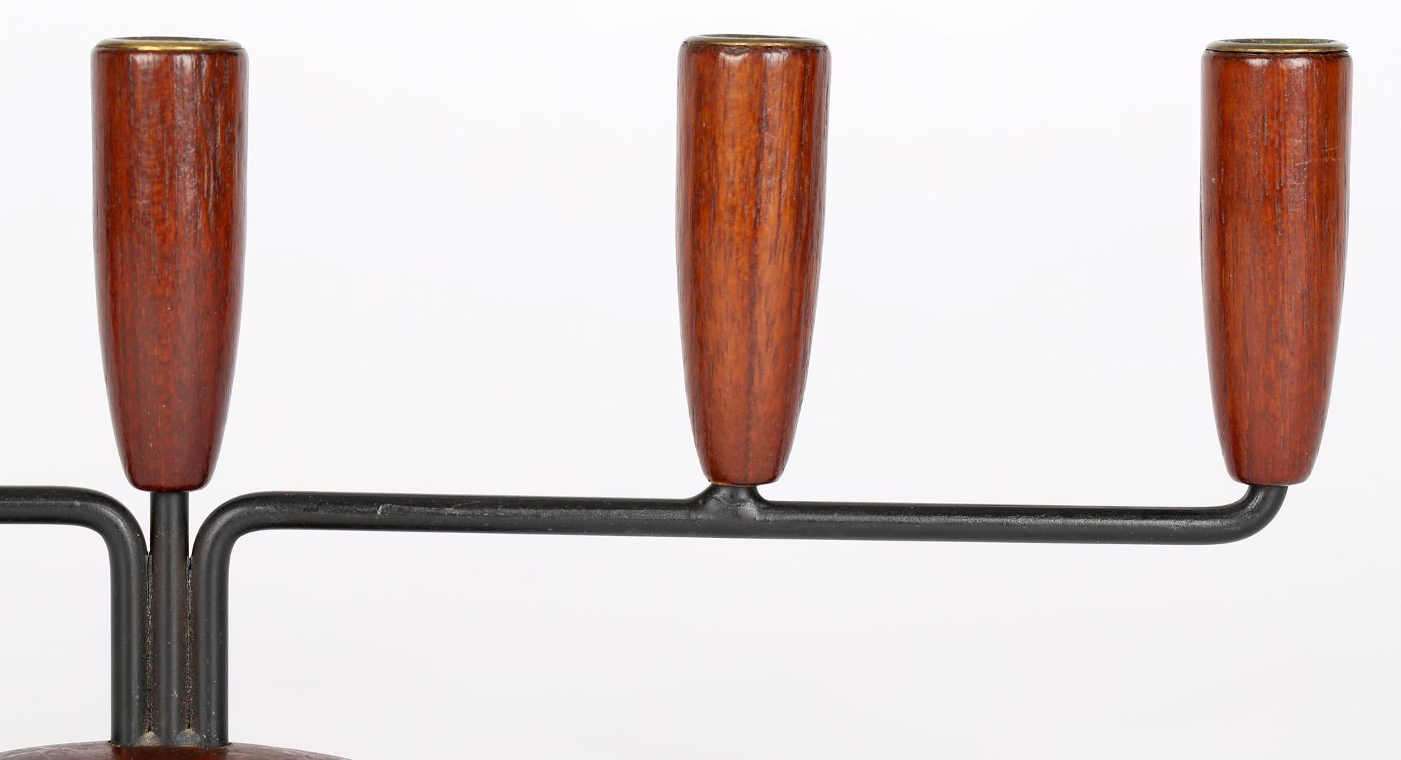 Milieu du XXe siècle Chandelier danois élégant à cinq appliques en bois et métal du milieu du siècle dernier en vente