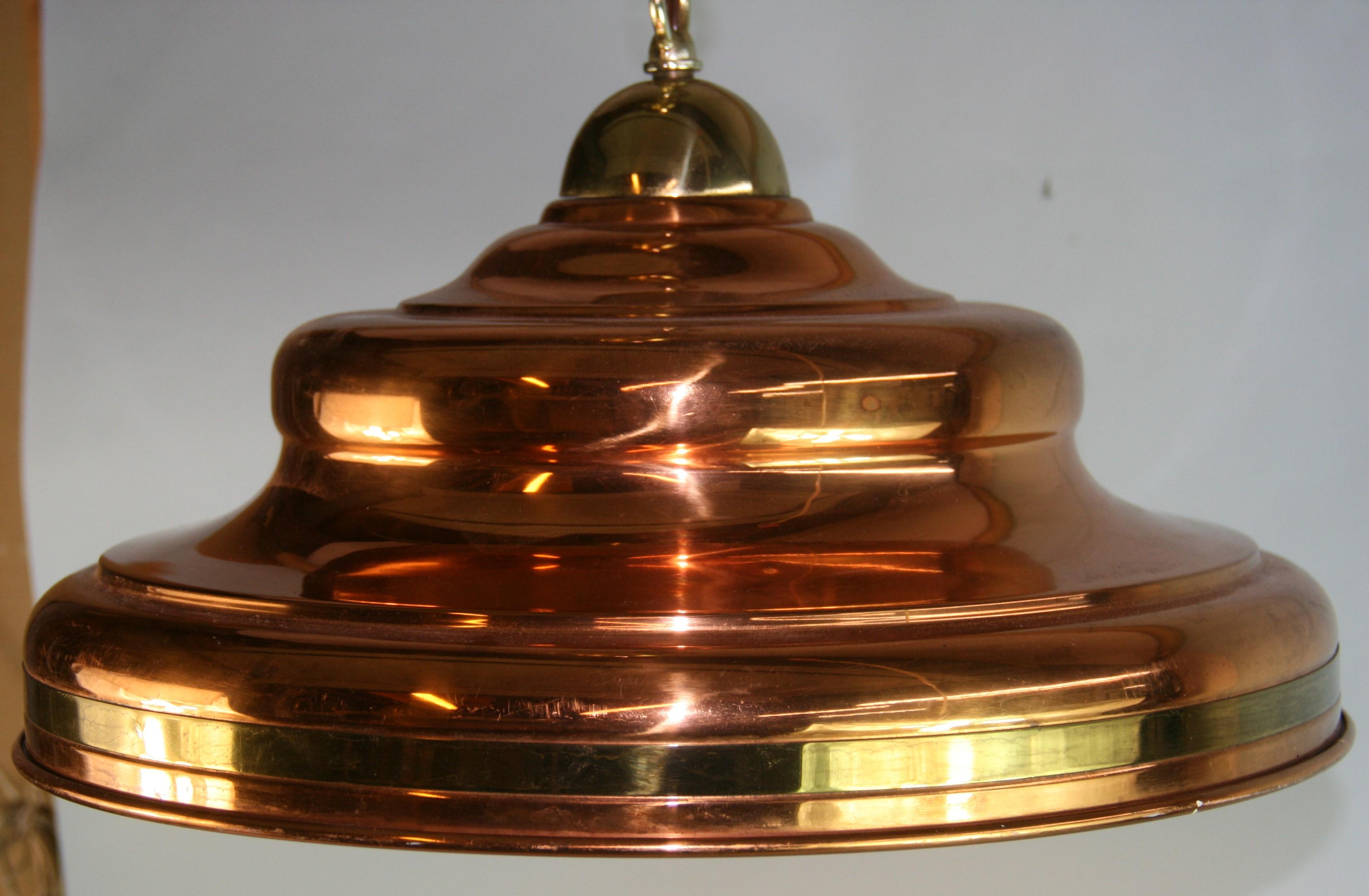 1661 Svend Soren sen  Ciondolo danese in rame massiccio e ottone con interno in smalto bianco riflettente
Catena e baldacchino da 3 piedi ricablati
Lampadina Edison da 100 watt max.