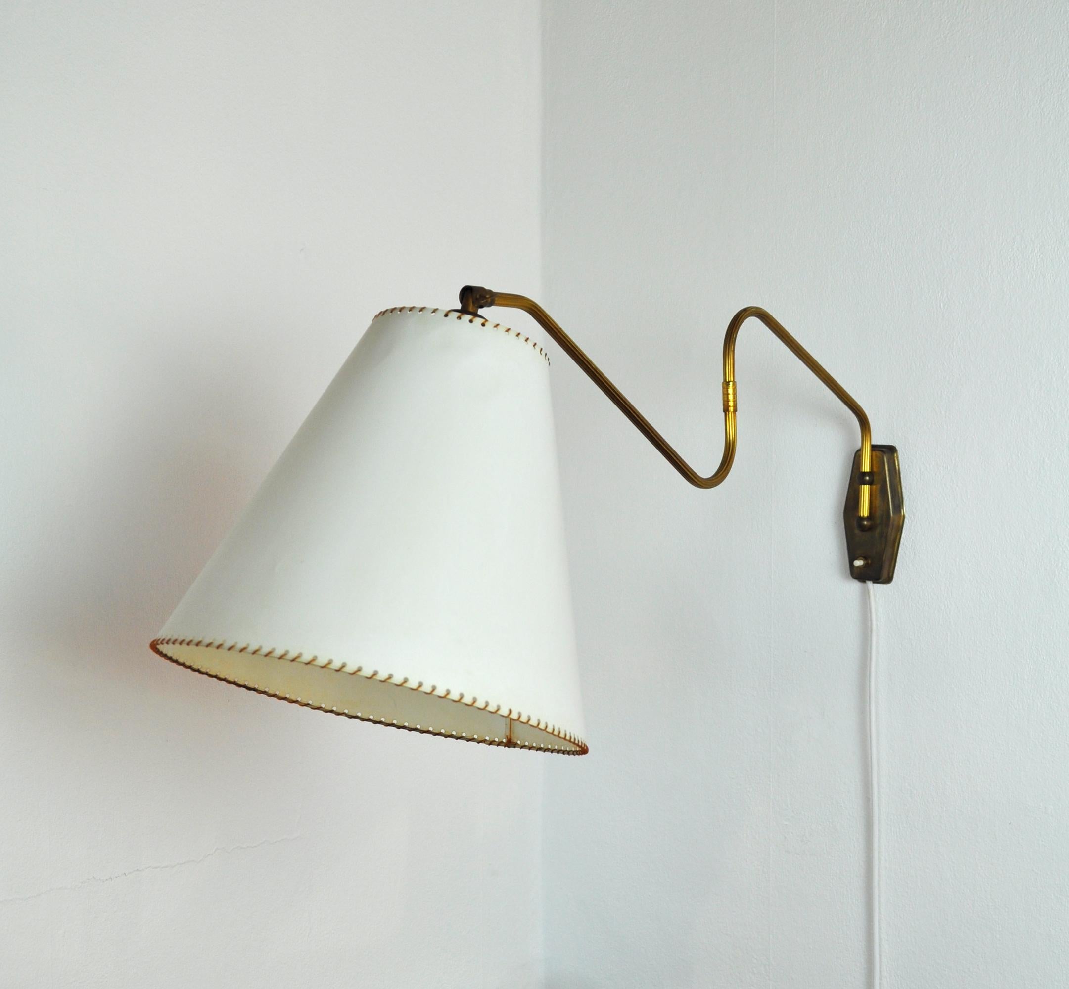 Danish Swing Arm Brass Wall Lamp, 1950s In Good Condition In Vordingborg, DK