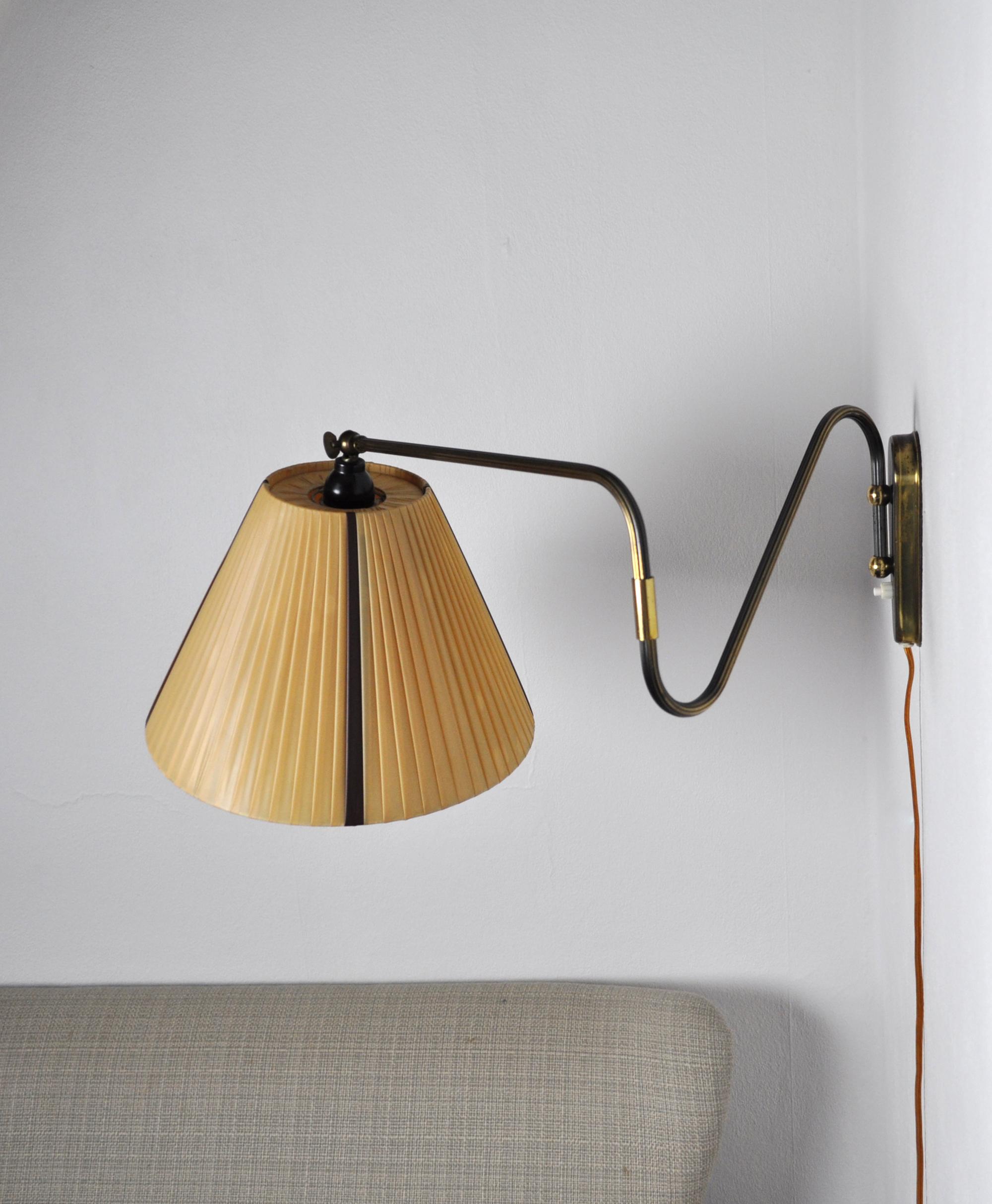 Danish Swing Arm Brass Wall Lamp, 1950s In Good Condition In Vordingborg, DK